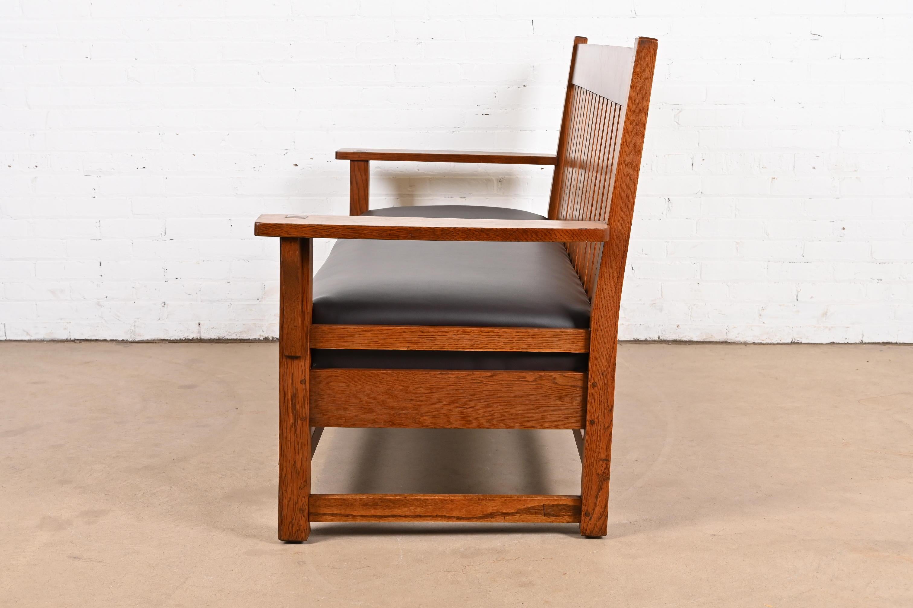 L. & J.G. Stickley Antikes Missions-Sessel aus Eichenholz im Arts and Crafts-Stil, offener Arm, um 1900 im Angebot 3