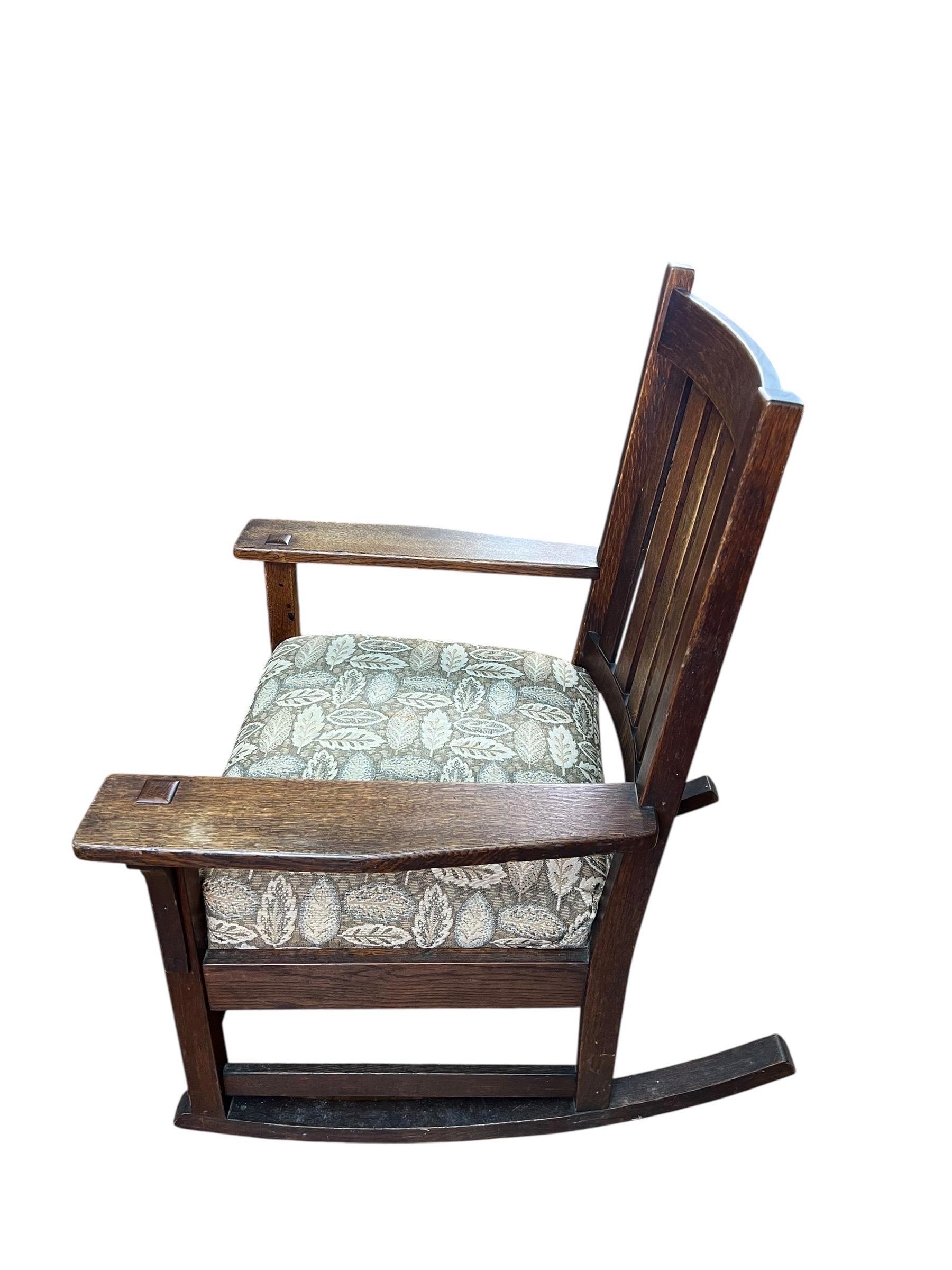 Zum Verkauf steht dieser schöne L.G. & J.G. Stickley Antike Mission Eiche Schaukelstuhl. Die Wippe hat das originale Metallschild.