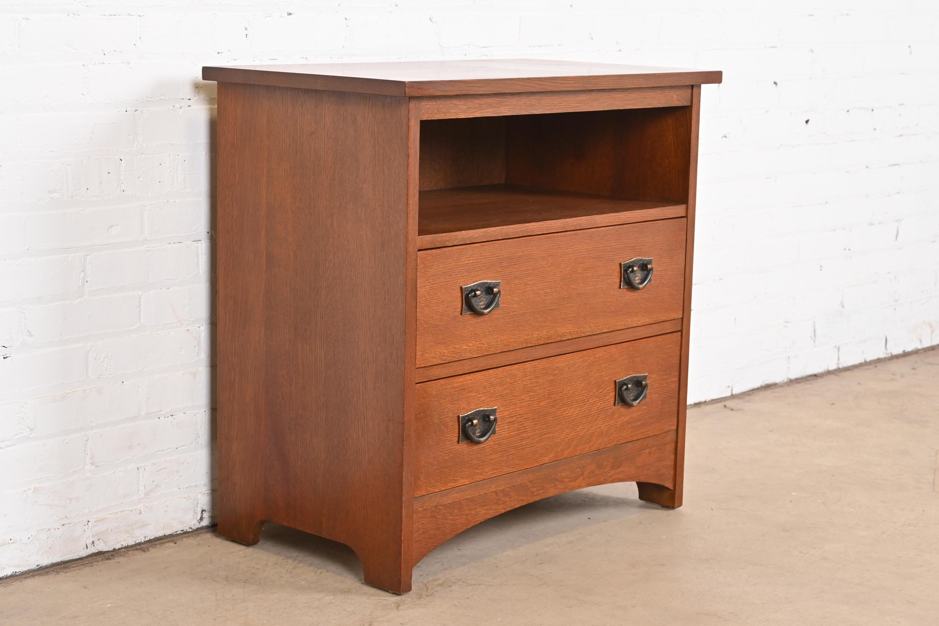 A beautiful Mission or Arts & Crafts media cabinet, chest of drawers, or nightstand

By L. & J.G. Stickley

USA, Late 20th Century

Solid quarter sawn oak, with original hammered copper hardware.

Measures: 29