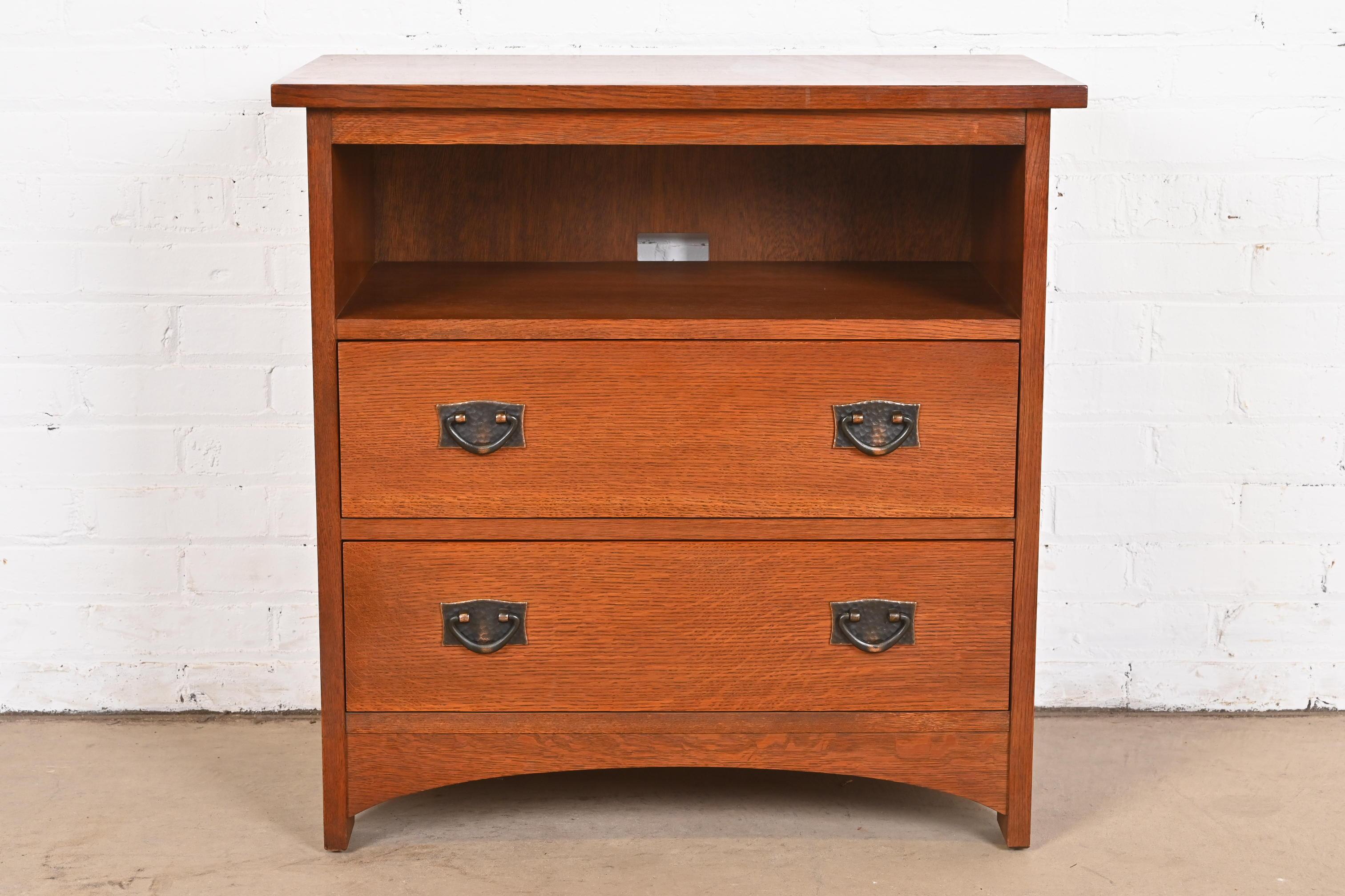 L. & J.G. Stickley Mission Oak Arts & Crafts Media Cabinet or Bedside Chest In Good Condition For Sale In South Bend, IN