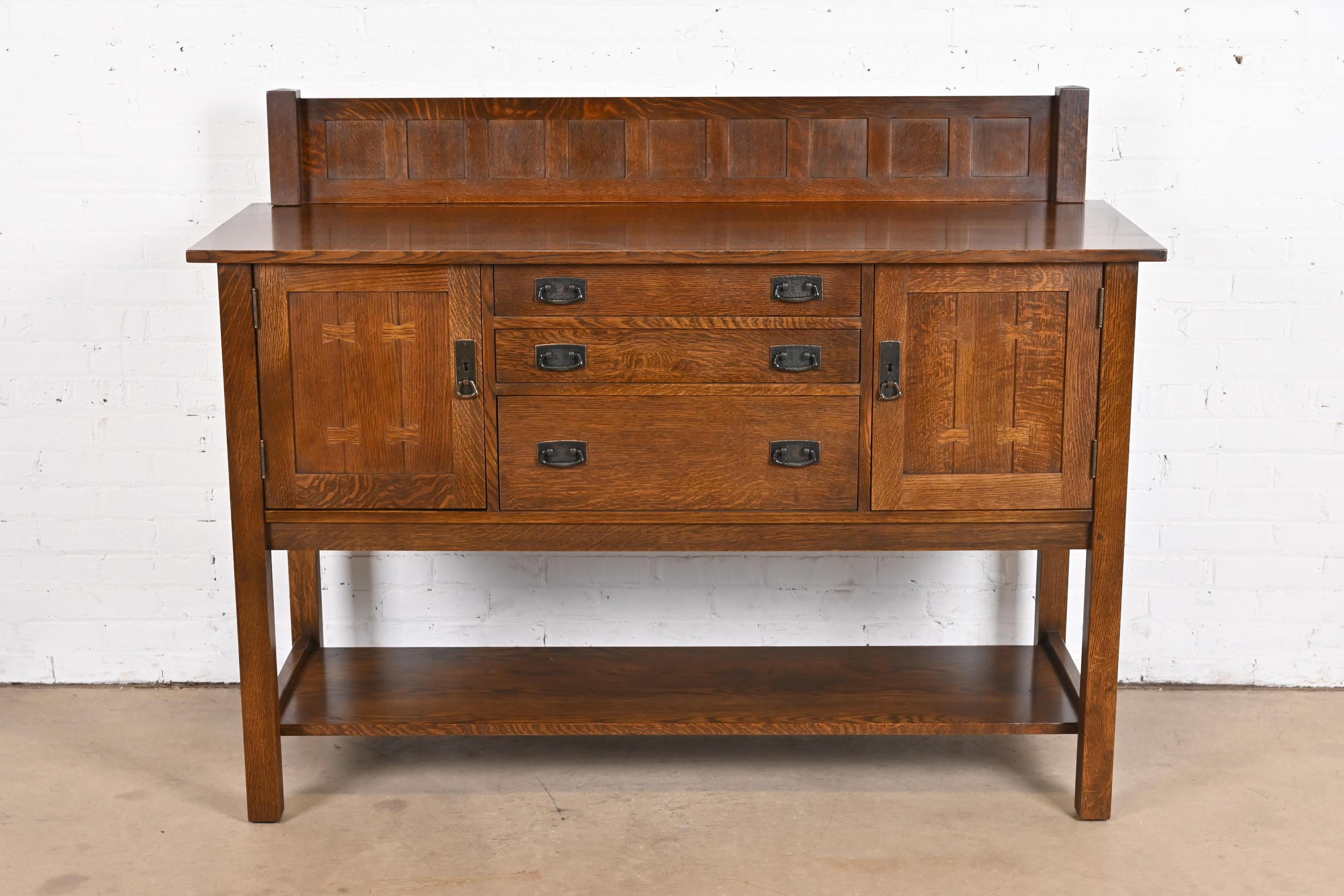 A beautiful Mission or Arts & Crafts sideboard, credenza, or bar cabinet

By L. & J.G. Stickley

USA, Late 20th Century

Solid quarter sawn oak, with original hammered copper hardware.

Measures: 60