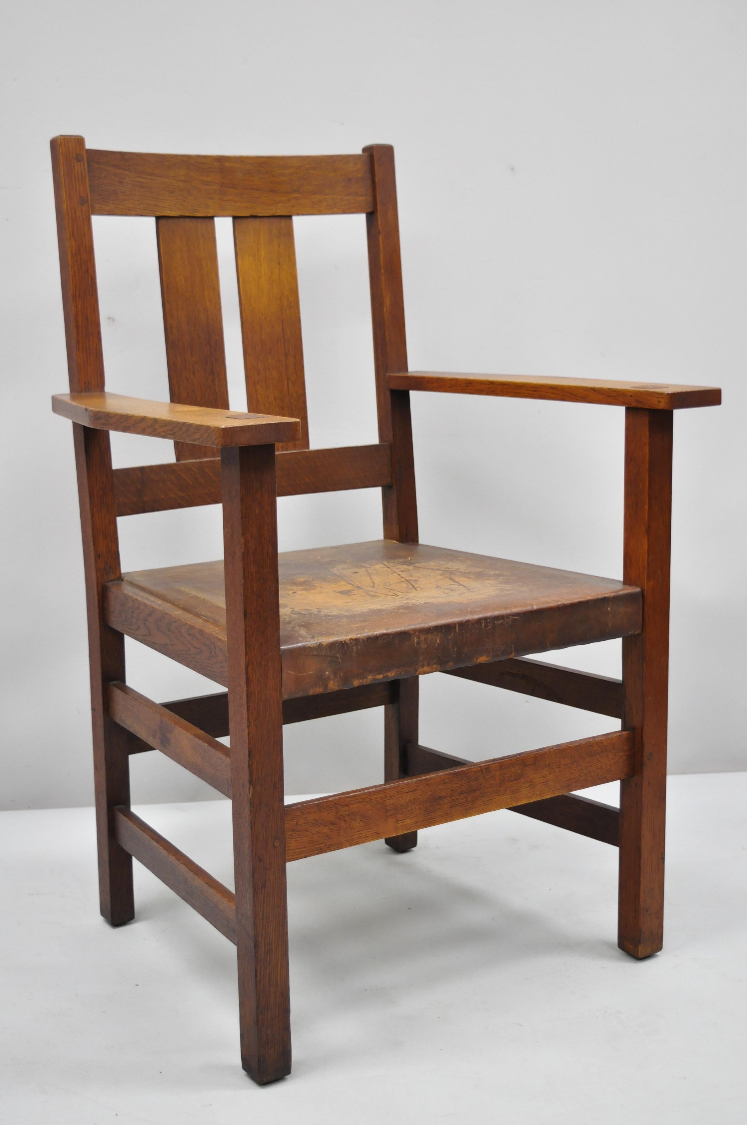 L & J.G. Stickley Oak Mission Arts & Crafts Dining armchair leather seat. Item features solid wood construction, beautiful woodgrain, leather upholstery, original label, very nice antique item, quality American craftsmanship. Early 1900s.