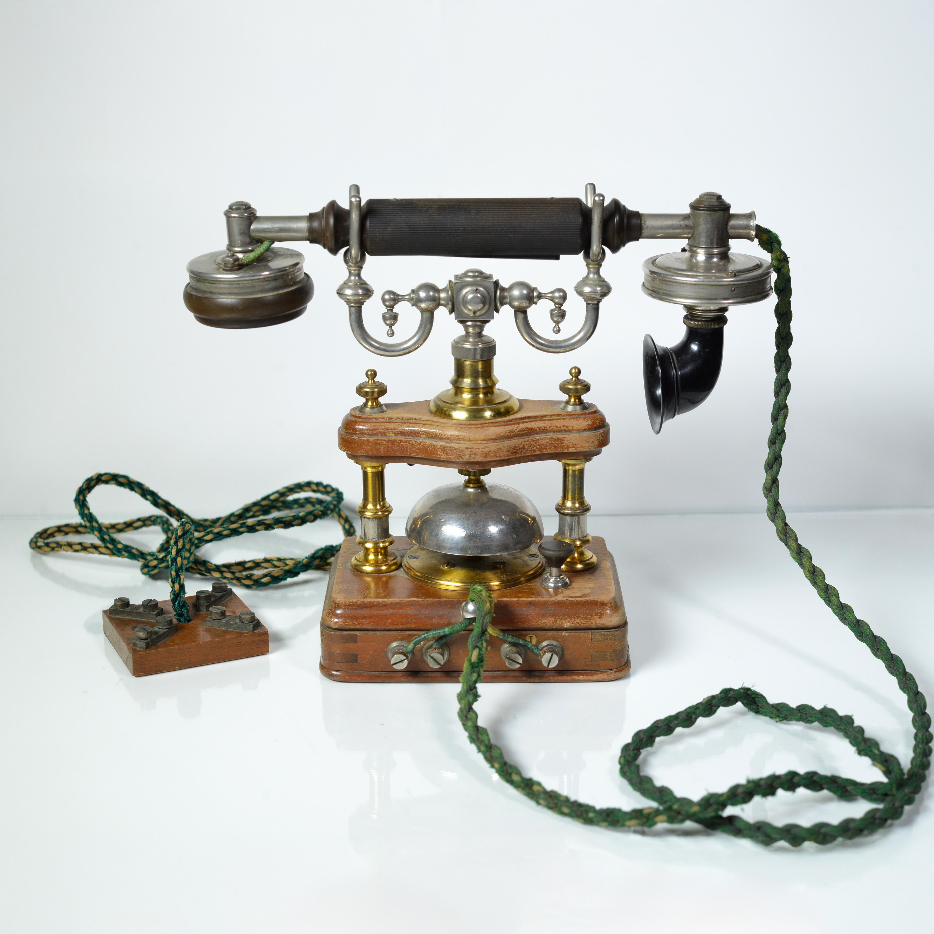 Sehr seltenes Sammler-Tischtelefon L. M. Ericsson Modell BC 2000 (Alter Katalog Nr. 400) für Batterieklingeln. Exklusives und ungewöhnliches Design in Form einer Buchpresse aus alten Zeiten. Rahmen aus poliertem Nussbaumholz. Mikrotelefon RE 2002