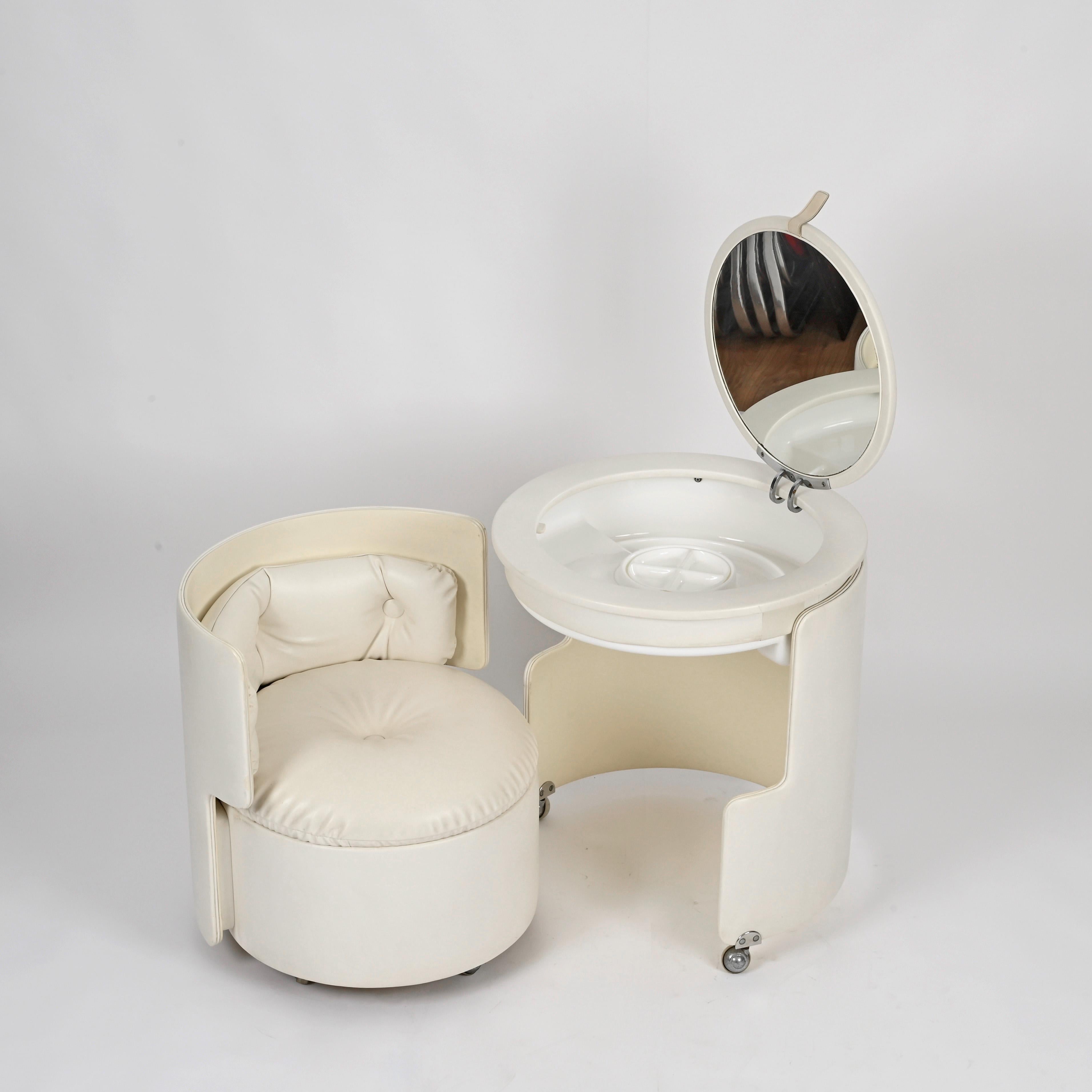 Stunning white “Dilly Dally” dressing table designed by Luigi Massoni and produced by Poltrona Frau in Italy during the 1960s.

In amazing condition, with all original components intact and working properly. Upholstered in a charming off-white