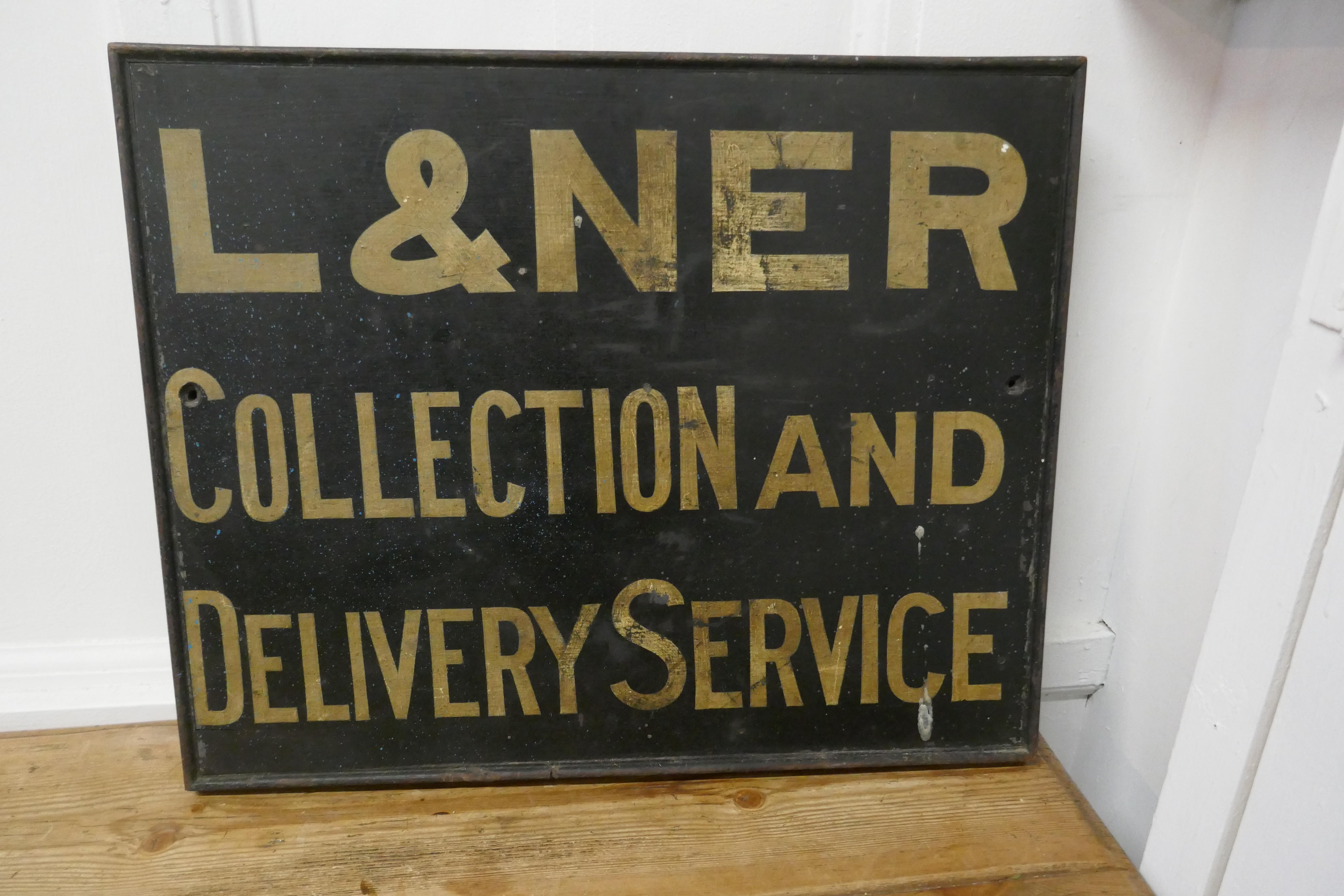 Holz-Eisenbahnschild von L & N E R (20. Jahrhundert) im Angebot