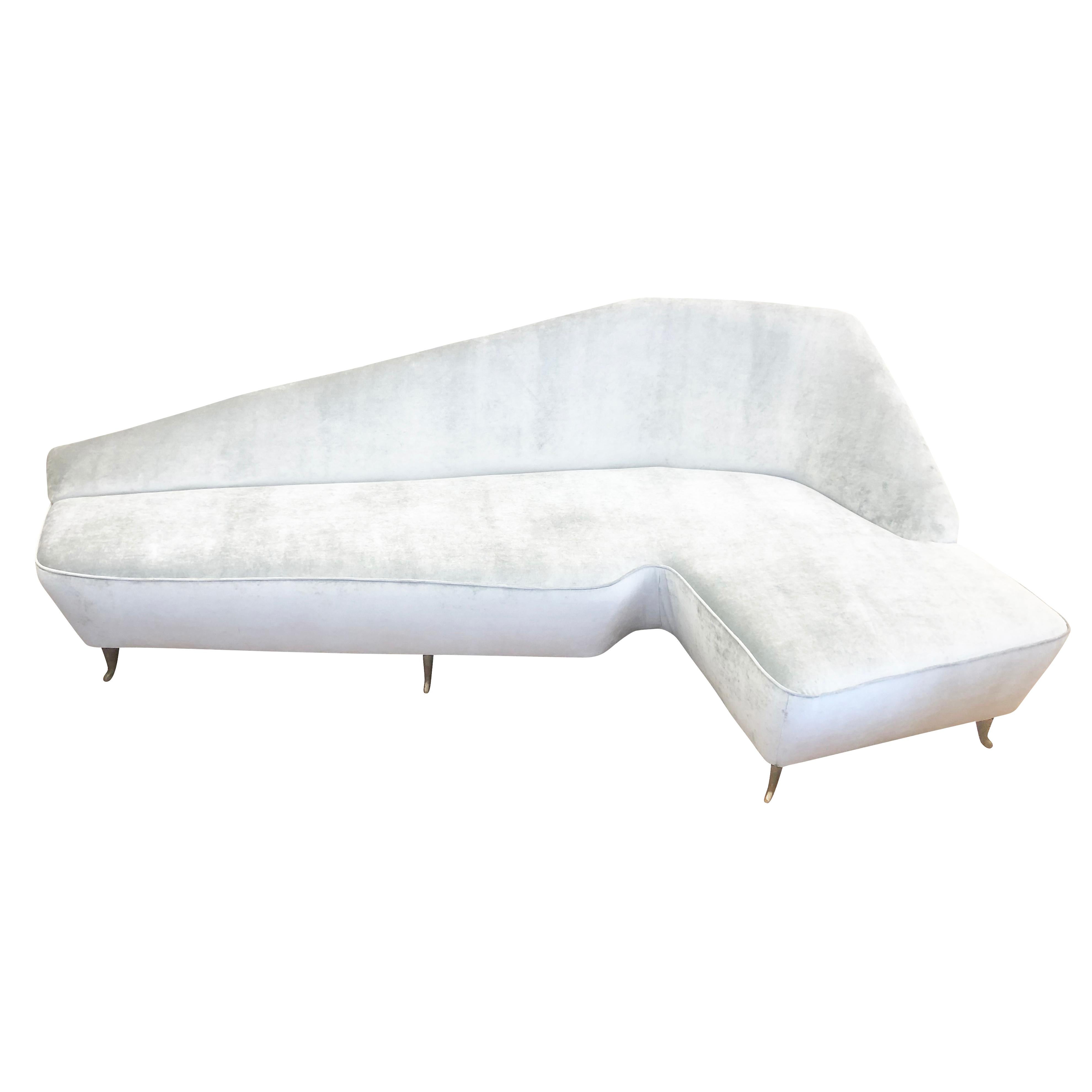 Outstanding L-shaped Italian sofa from the 1960s with a sloping back and bronze finished feet. Upholstered in a light gray velvet.

Condition: Recently re-upholstered 

Size: Width 92”

Depth 48”

Height 33”

Seat height 16”.

    