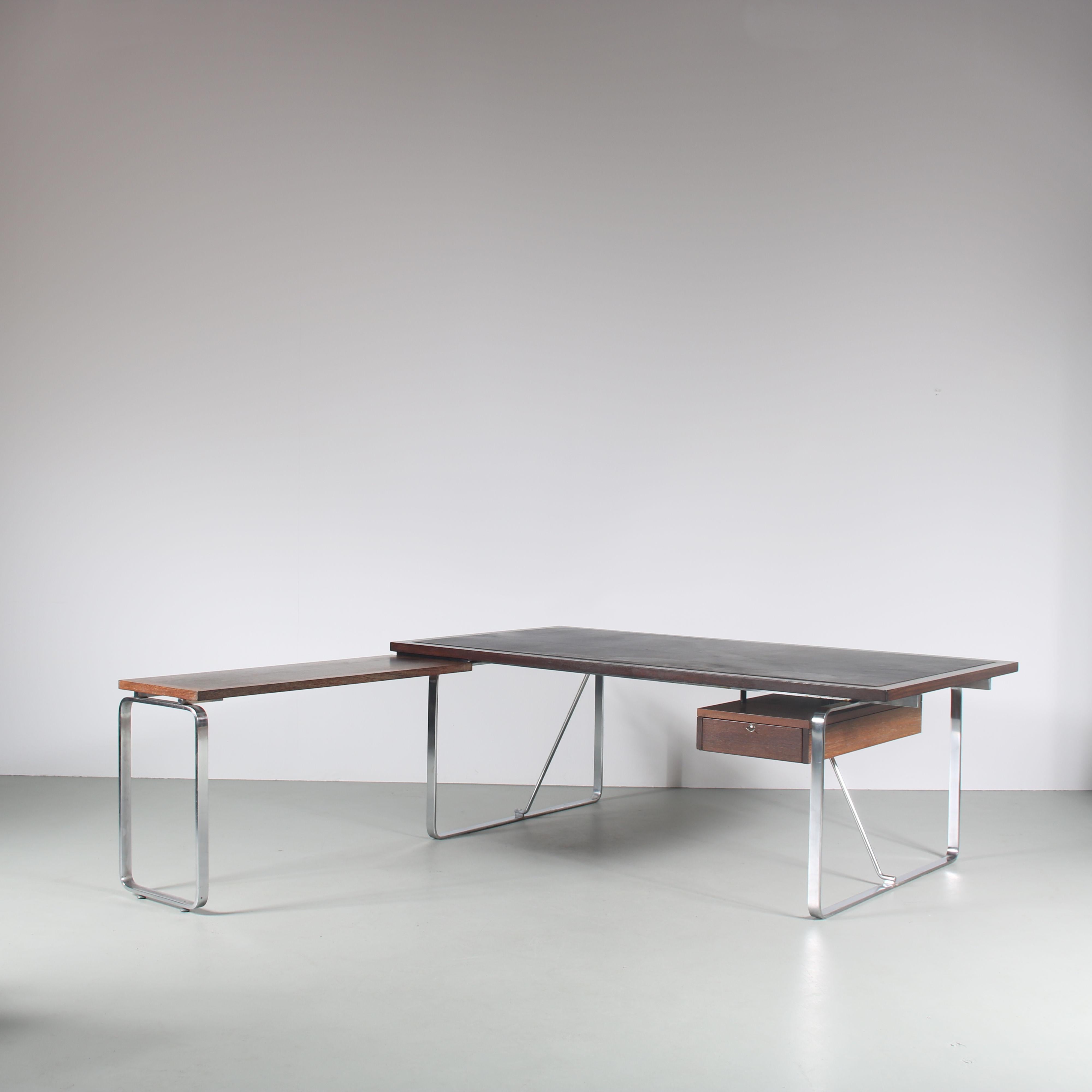 Ein luxuriöser, L-förmiger Schreibtisch, entworfen von  Schreibtisch für Führungskräfte, entworfen von Jorgen Lund & Ole Larsen, hergestellt von Bo-Ex in Dänemark um 1960.

Dieser Blickfang ist aus hochwertigem Wengé-Holz in einem wunderschönen