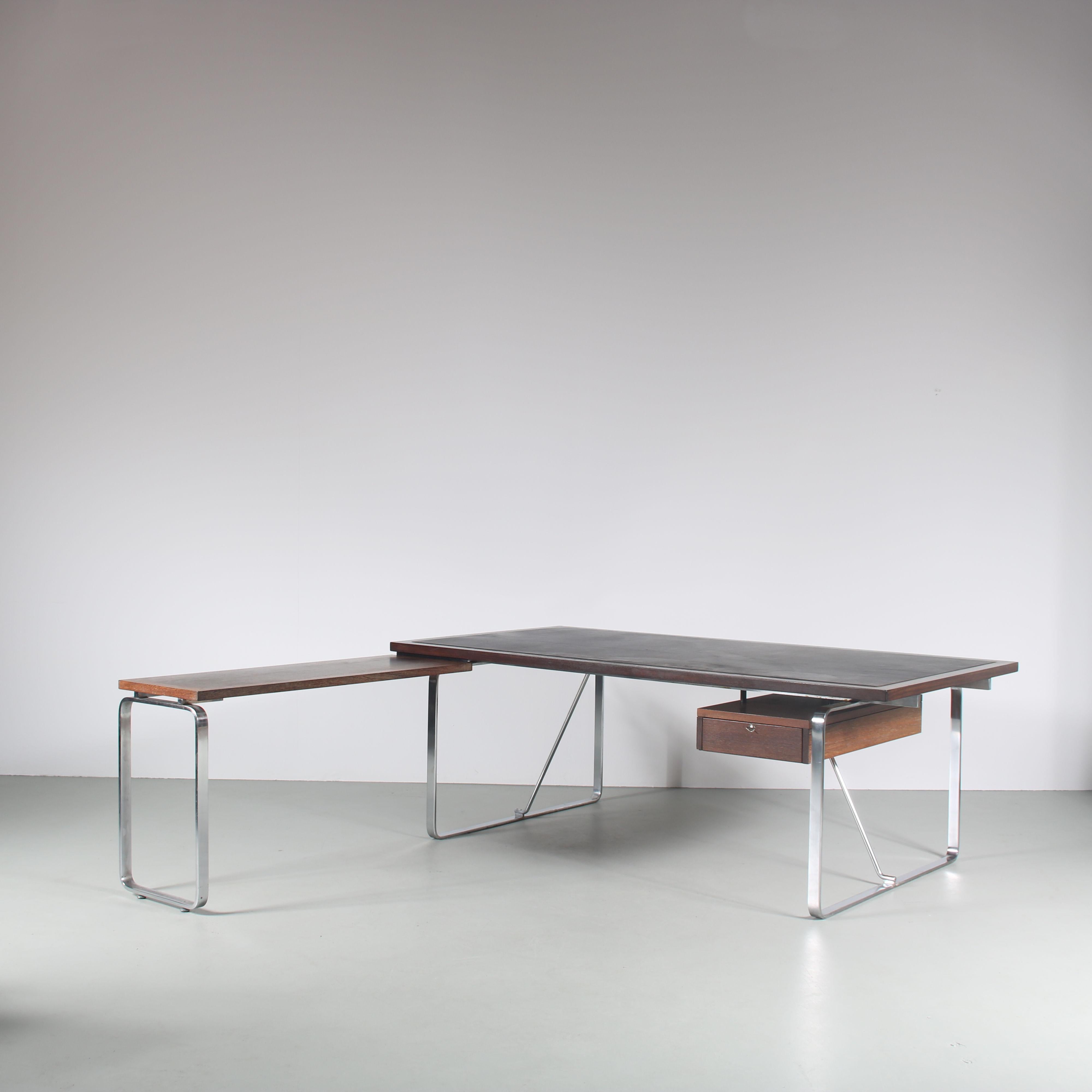 Un bureau luxueux, en forme de L, conçu par  Bureau de direction conçu par Jorgen Lund & Ole Larsen, fabriqué par Bo-Ex au Danemark vers 1960.

Cette pièce accrocheuse est fabriquée en bois de wengé de haute qualité dans une merveilleuse couleur
