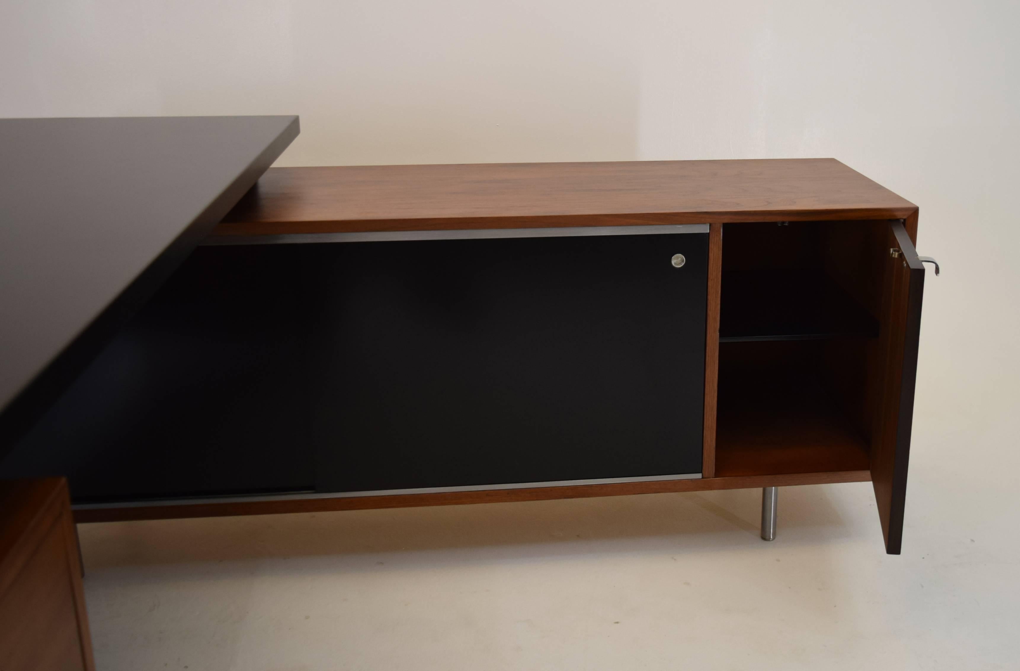 L-Shaped Executive Desk and Return by George Nelson for Herman Miller In Excellent Condition In South Charleston, WV