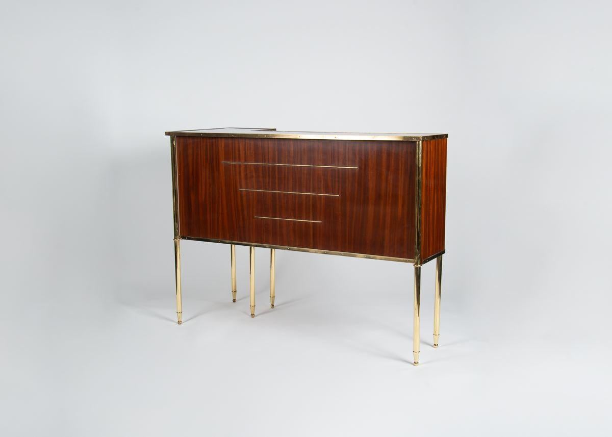 L-Shaped Freestanding Bar, Brass and Formica Top, Italy, Mid-20th century For Sale 4
