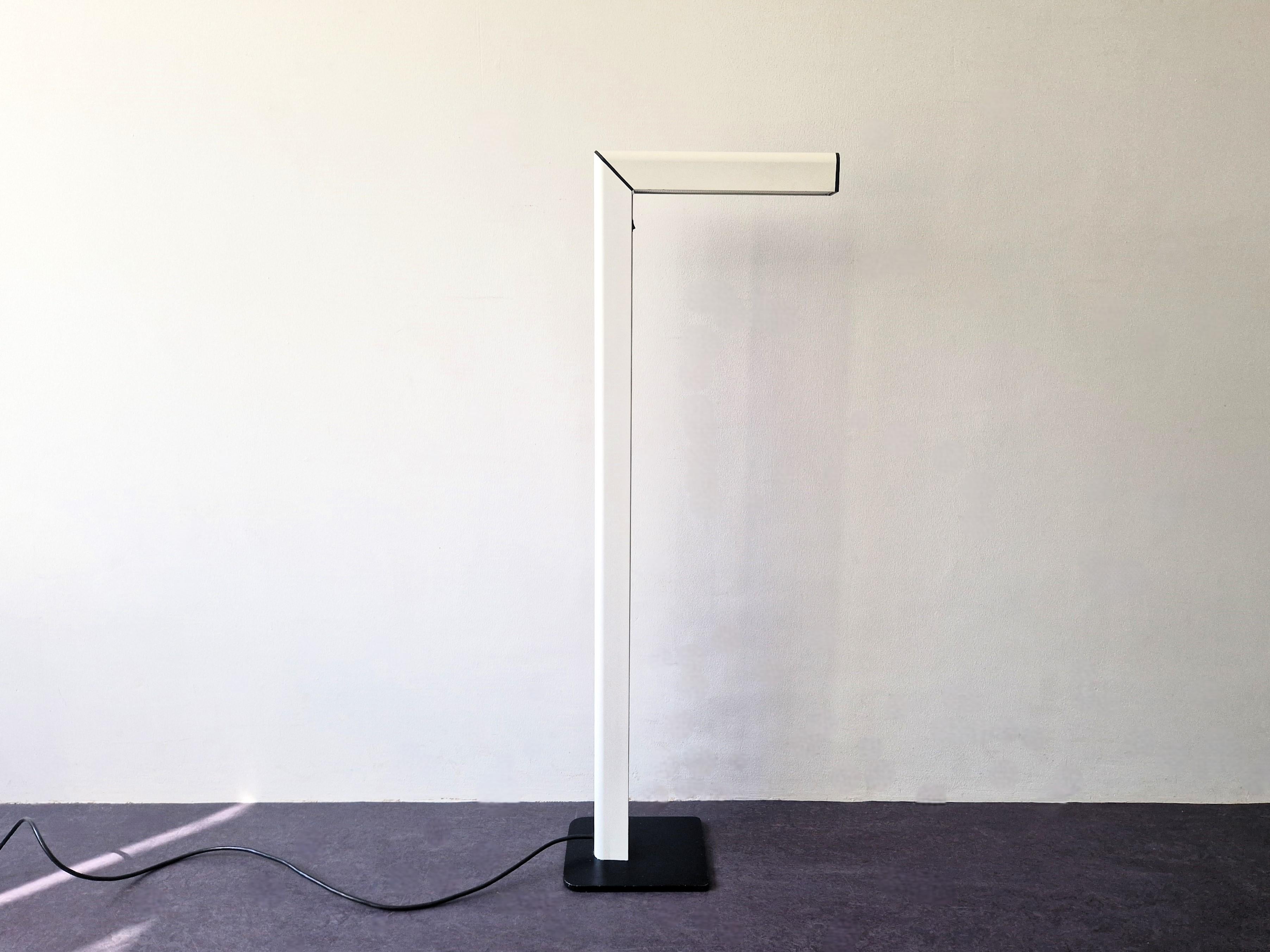 Questa lampada da terra dal design minimalista a forma di 