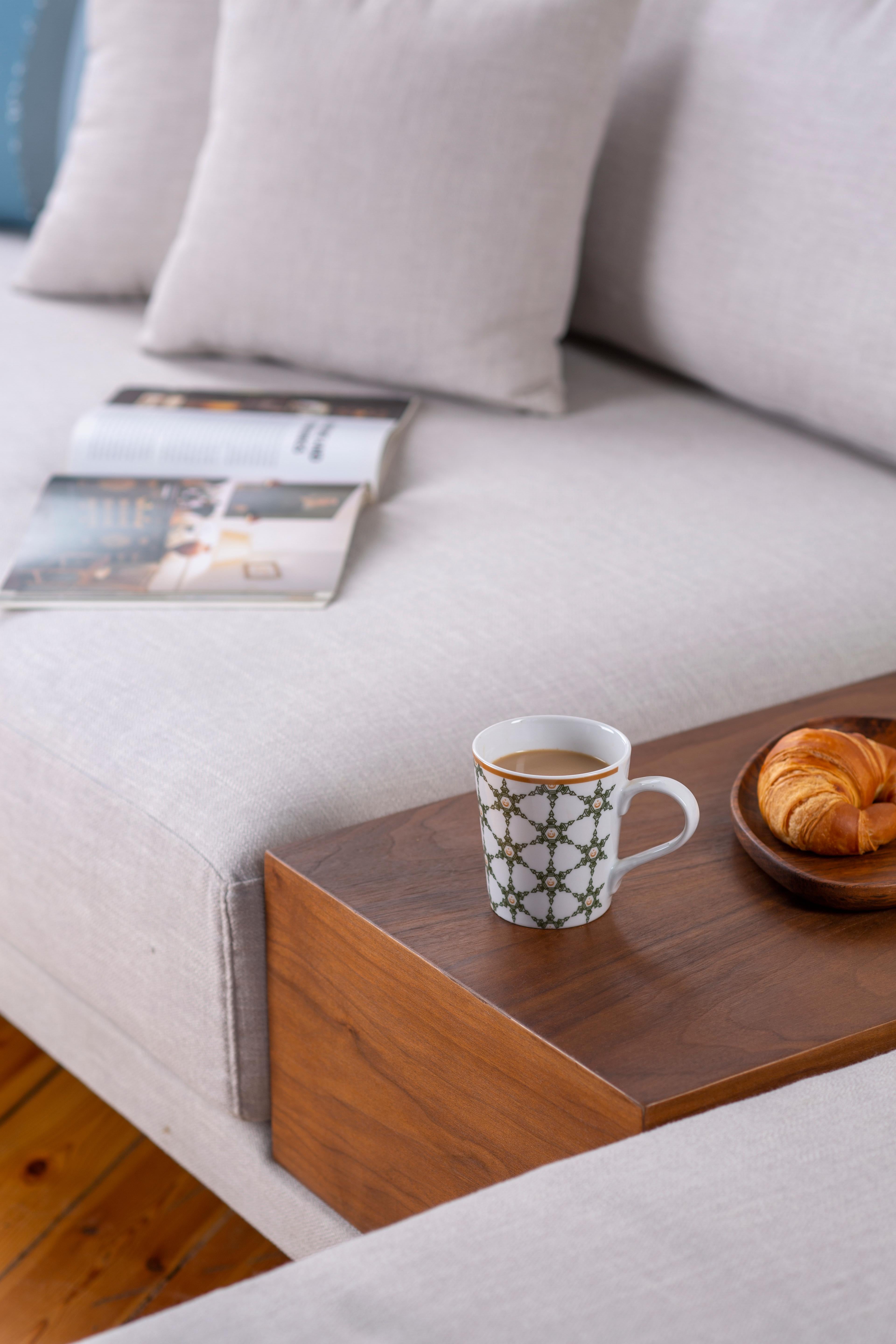 Égyptien Canapé en forme de L avec table d'appoint en noyer fabriquée avec remplissage de mousse et de fibres en vente