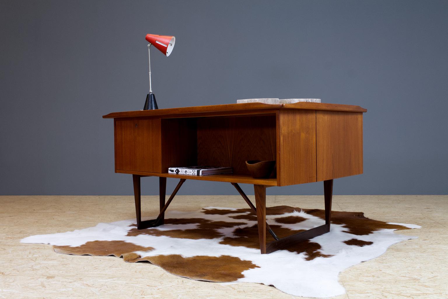 L shaped Teak Desk by Peter Løvig Nielsen Scandinavian Modern Design, 1960s In Good Condition In Beek en Donk, NL