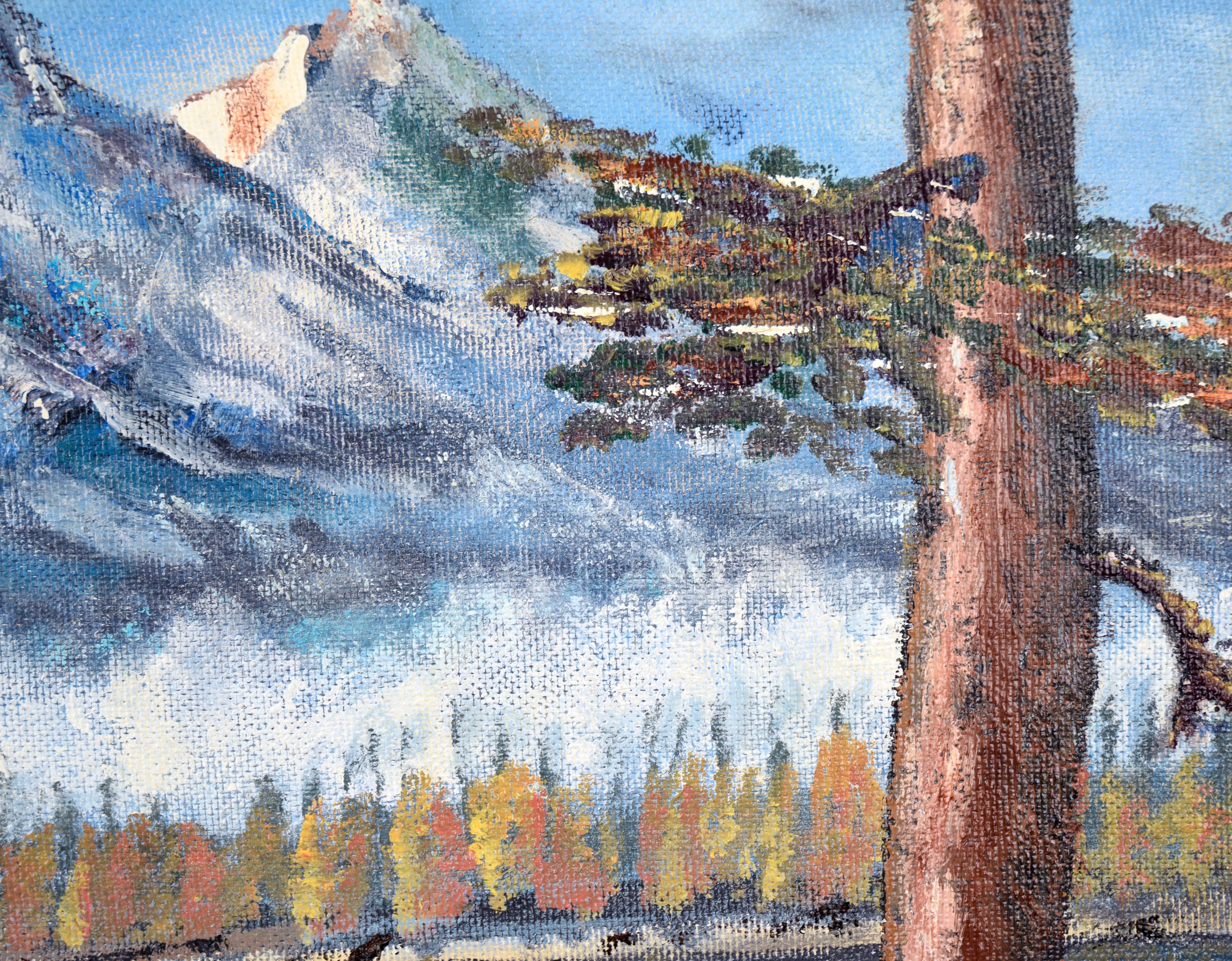 Dramatische Berglandschaft von L. V. Burns (20. Jahrhundert). Drei mächtige schneebedeckte Berggipfel erheben sich über einem glitzernden See. Große immergrüne Bäume stehen am linken Rand des Sees, und einer befindet sich direkt neben dem