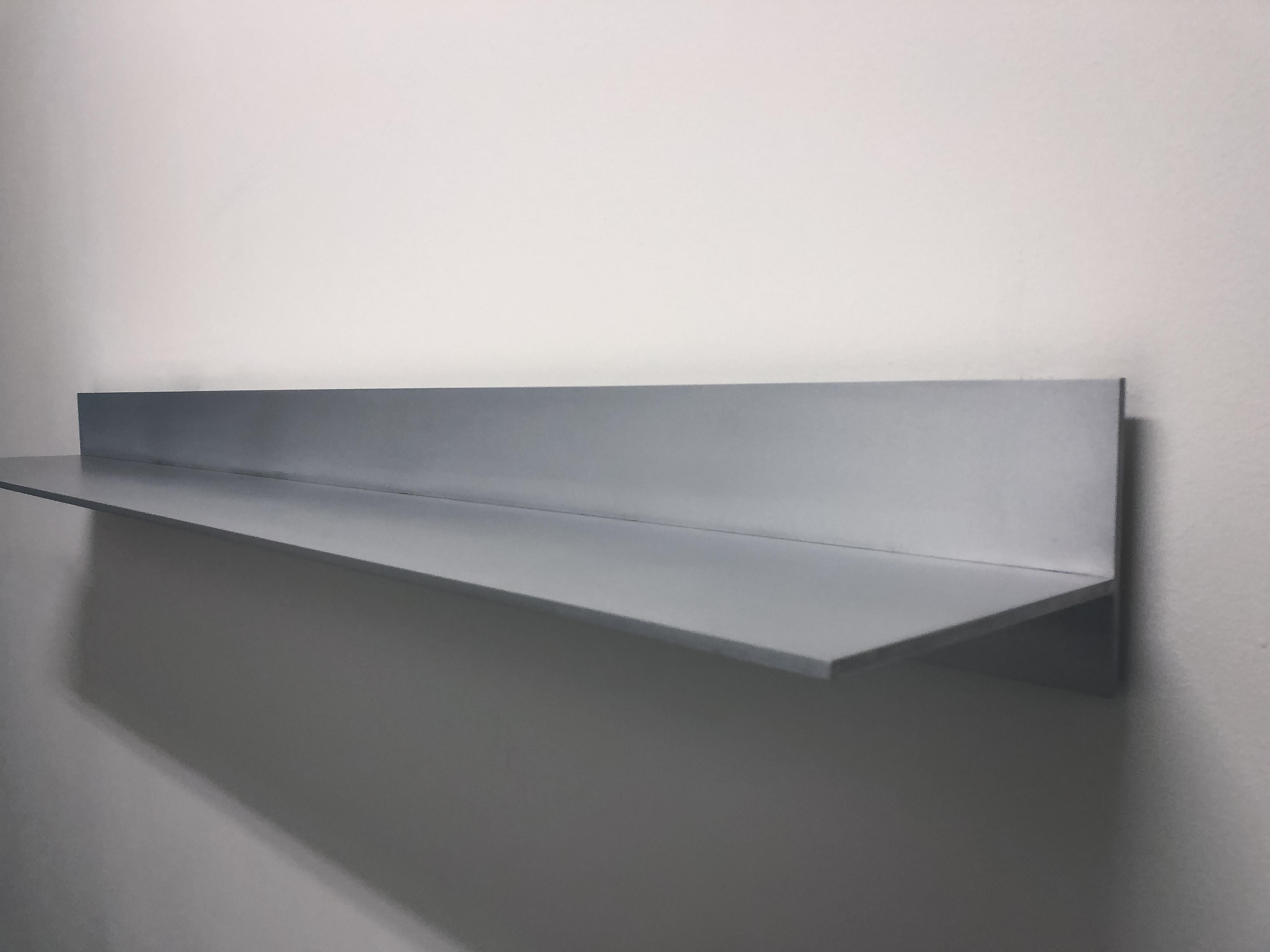 L-Wandregal aus gewachstem und poliertem Aluminiumblech von Jonathan Nesci (Minimalistisch) im Angebot