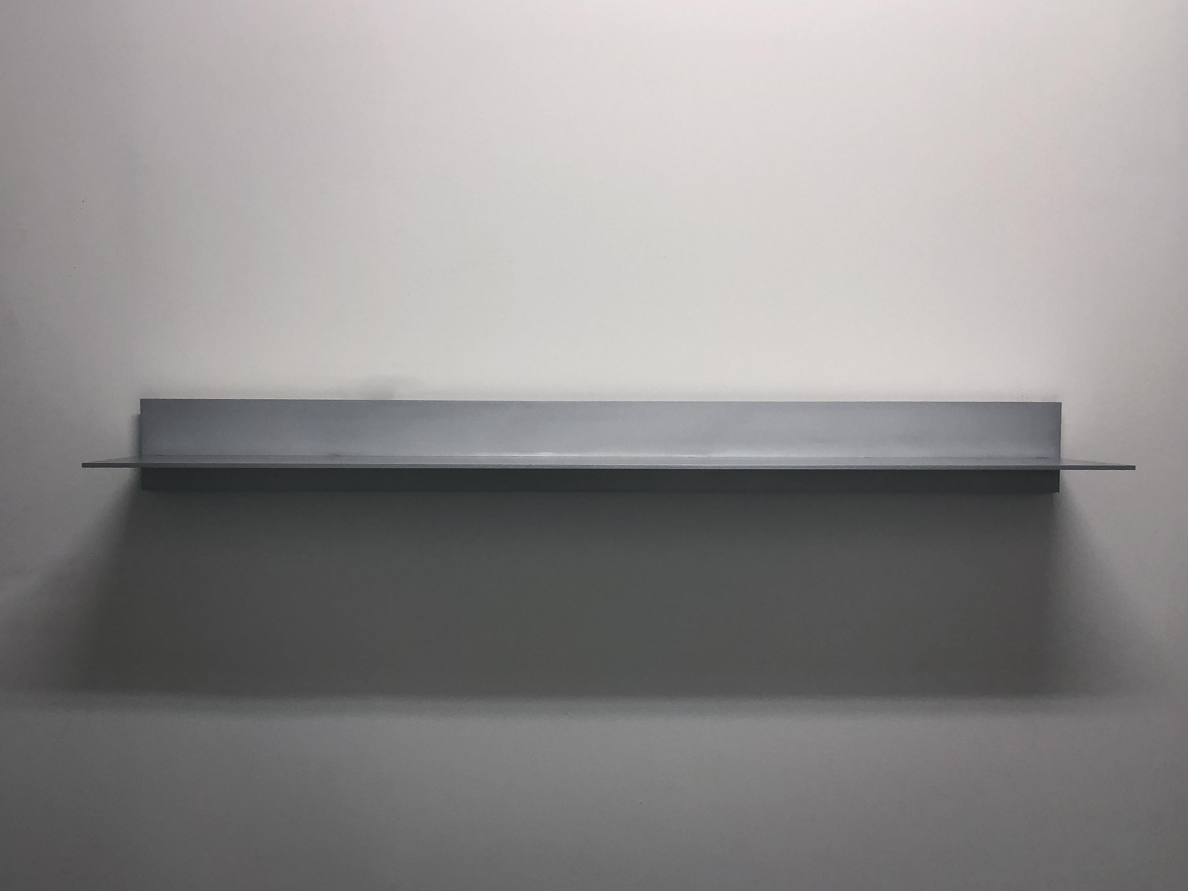 L-Wandregal aus gewachstem und poliertem Aluminiumblech von Jonathan Nesci (amerikanisch) im Angebot