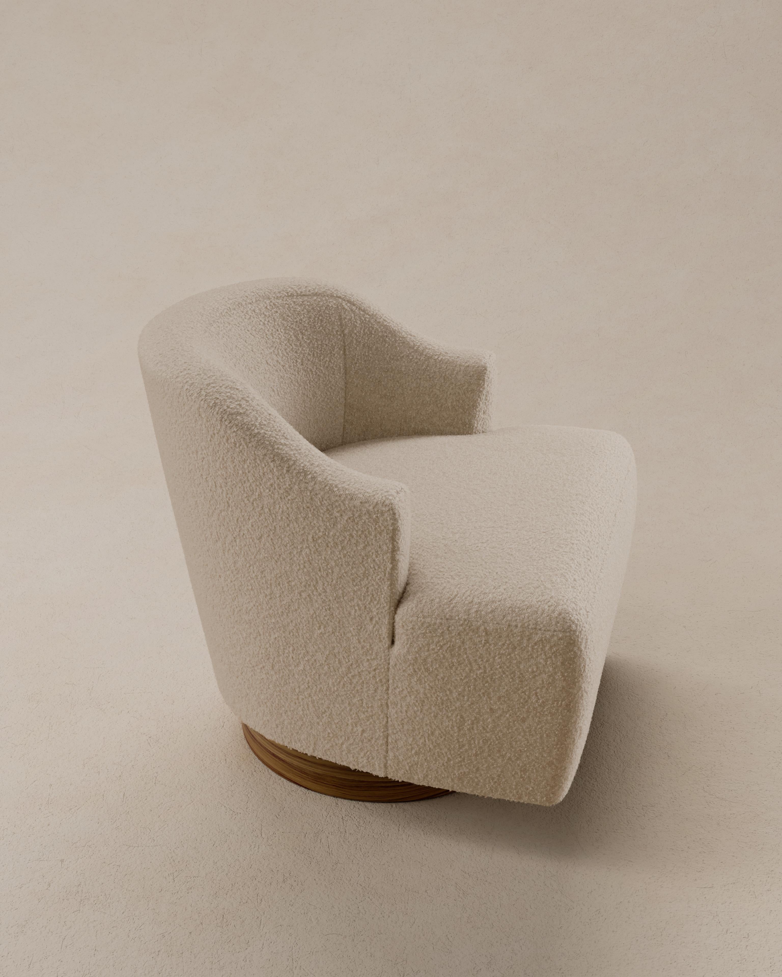L.01 Swivel Lounge Chair / Natural Walnut by Lusano (21. Jahrhundert und zeitgenössisch) im Angebot
