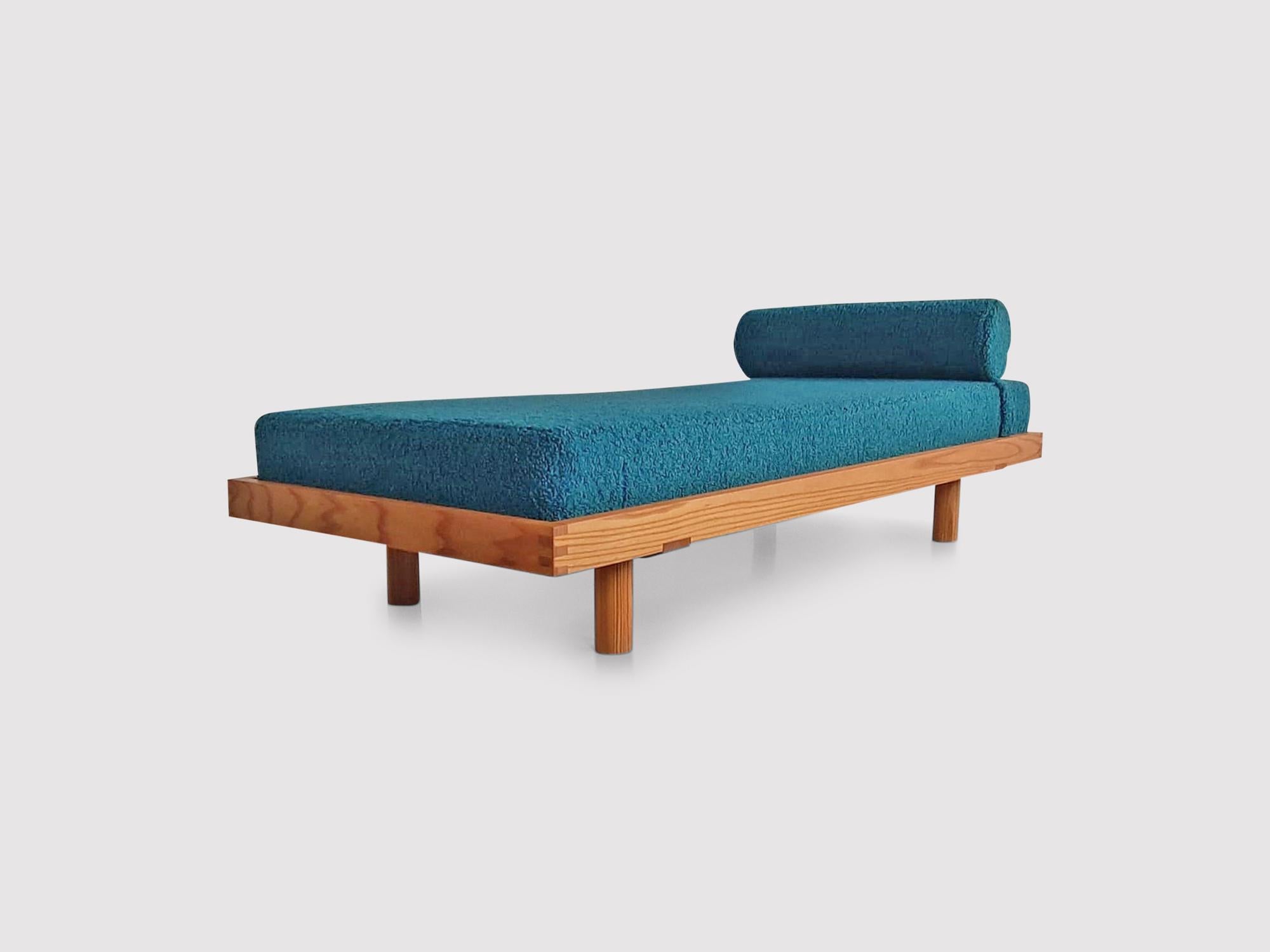 Pierre Chapo’s L01 E daybed, a design that was commissioned in 1959 by Samuel Beckett in reference to his play entitled Attendant Godot. Bed of great elegance is a pure design approaching that of Charlotte Perriand and Jean Prouvé.

The daybed is