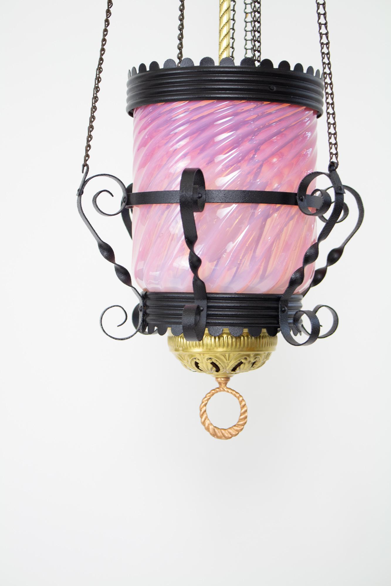 L122 Victorian Pink Swirled Glass Oil Lantern with Iron and Brass For Sale 7
