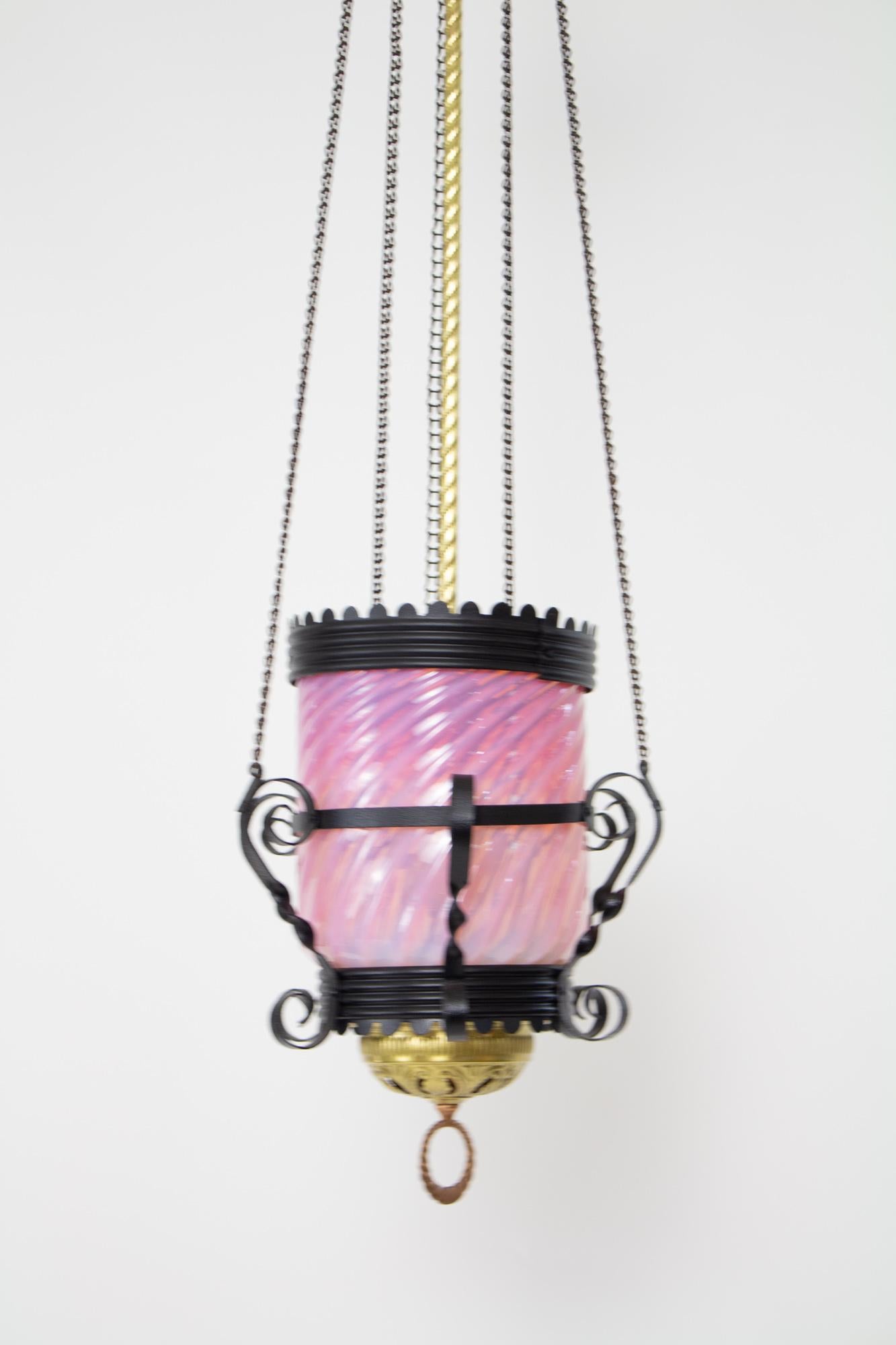 L122 Victorian Pink Swirled Glass Oil Lantern with Iron and Brass For Sale 1