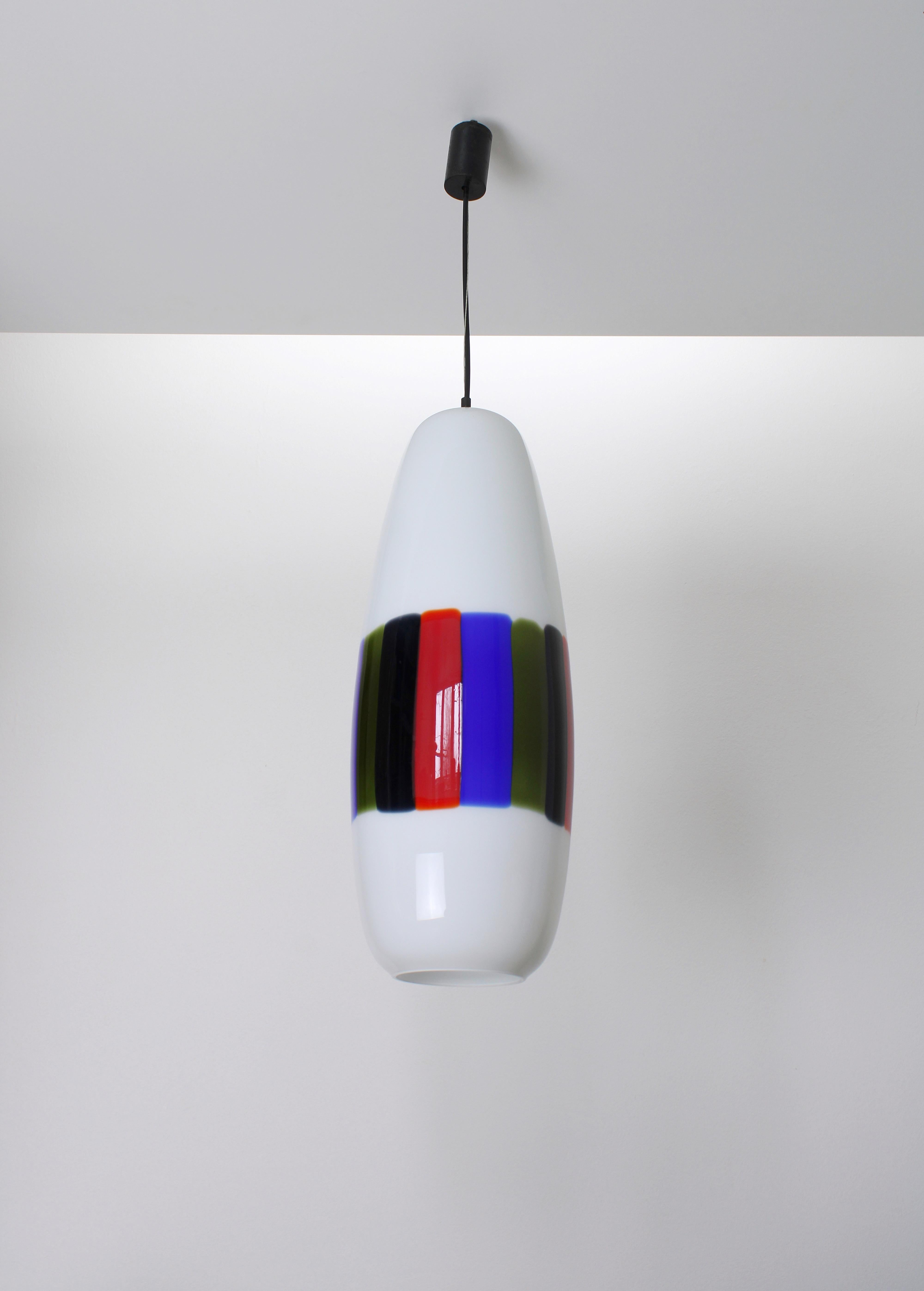 Große Hängeleuchte Modell L-143 aus Murano-Glas. Entworfen von Alessandro Pianon für Vistosi in Murano in den 1960er Jahren. Handgefertigter, runder Zylinder aus weißem Glas mit grünen, blauen, roten und schwarzen Streifen. Diese Lampe ist in einem