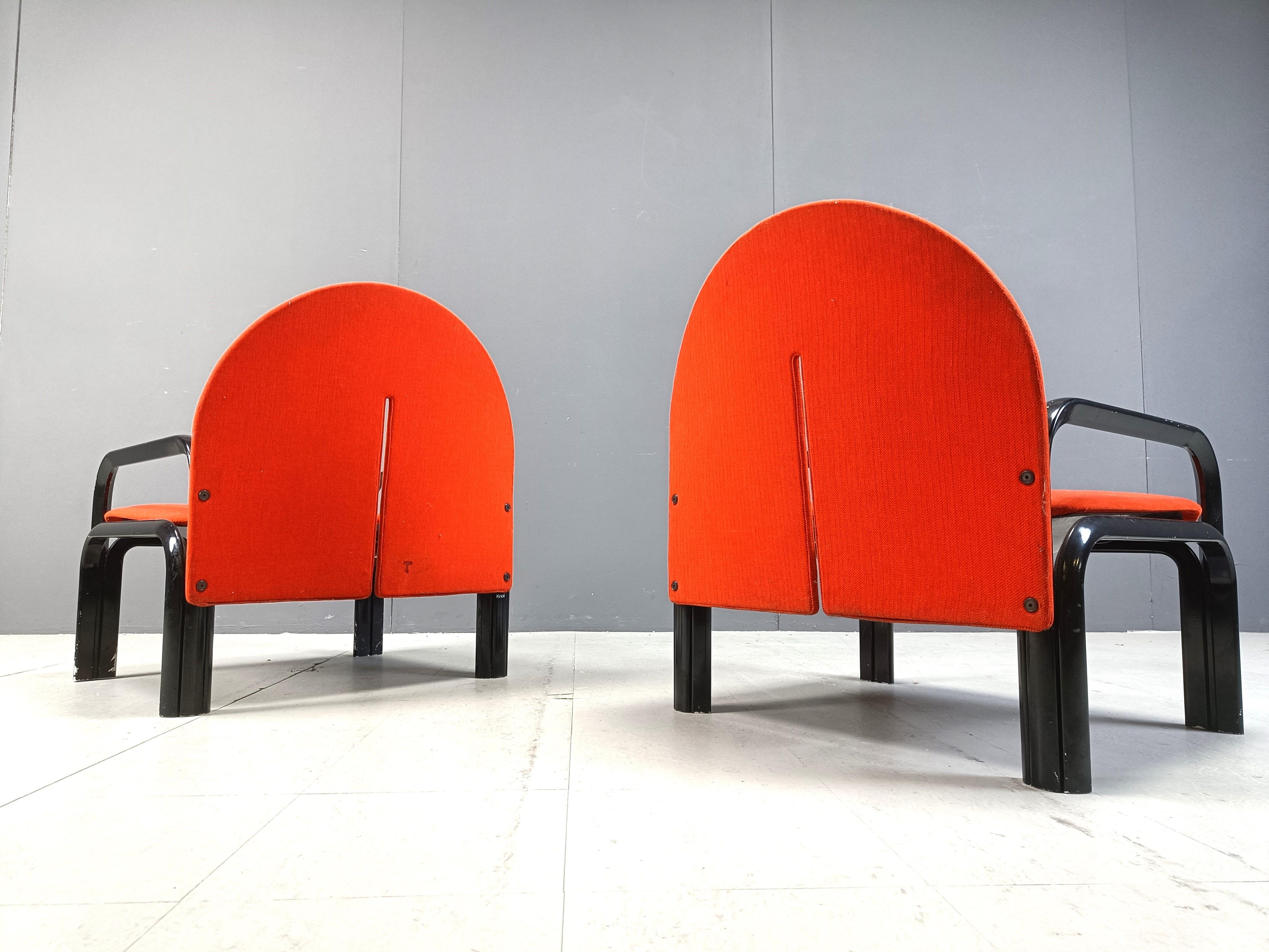 Coppia di poltrone di design Gae Aulenti modello 54L per Knoll international.

Bellissime poltrone dal design senza tempo con struttura in metallo laccato nero e rivestimento in tessuto arancione/rosso.

Le sedie sono in buone condizioni e