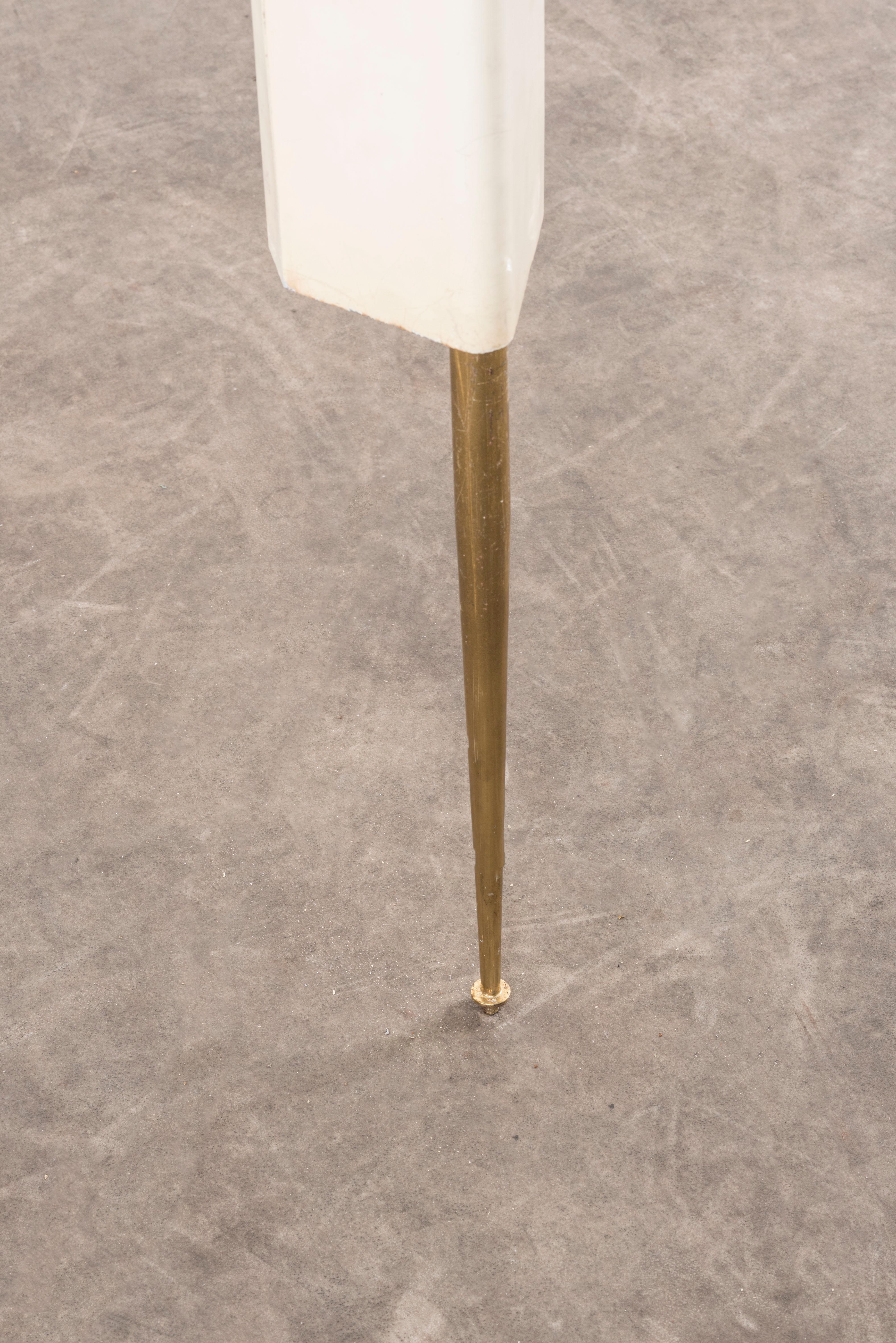 L78 Stehleuchte von Osvaldo Borsani,
Italien, 1950er Jahre. Entworfen für die X. Ausgabe der Triennale di Milano. Lackiertes Metall, Neonröhren. Maße: 11 x 13 x H 215 cm. 4,3 x 5,1 x H 84,6 in.
Bitte beachten Sie: Die Preise enthalten keine