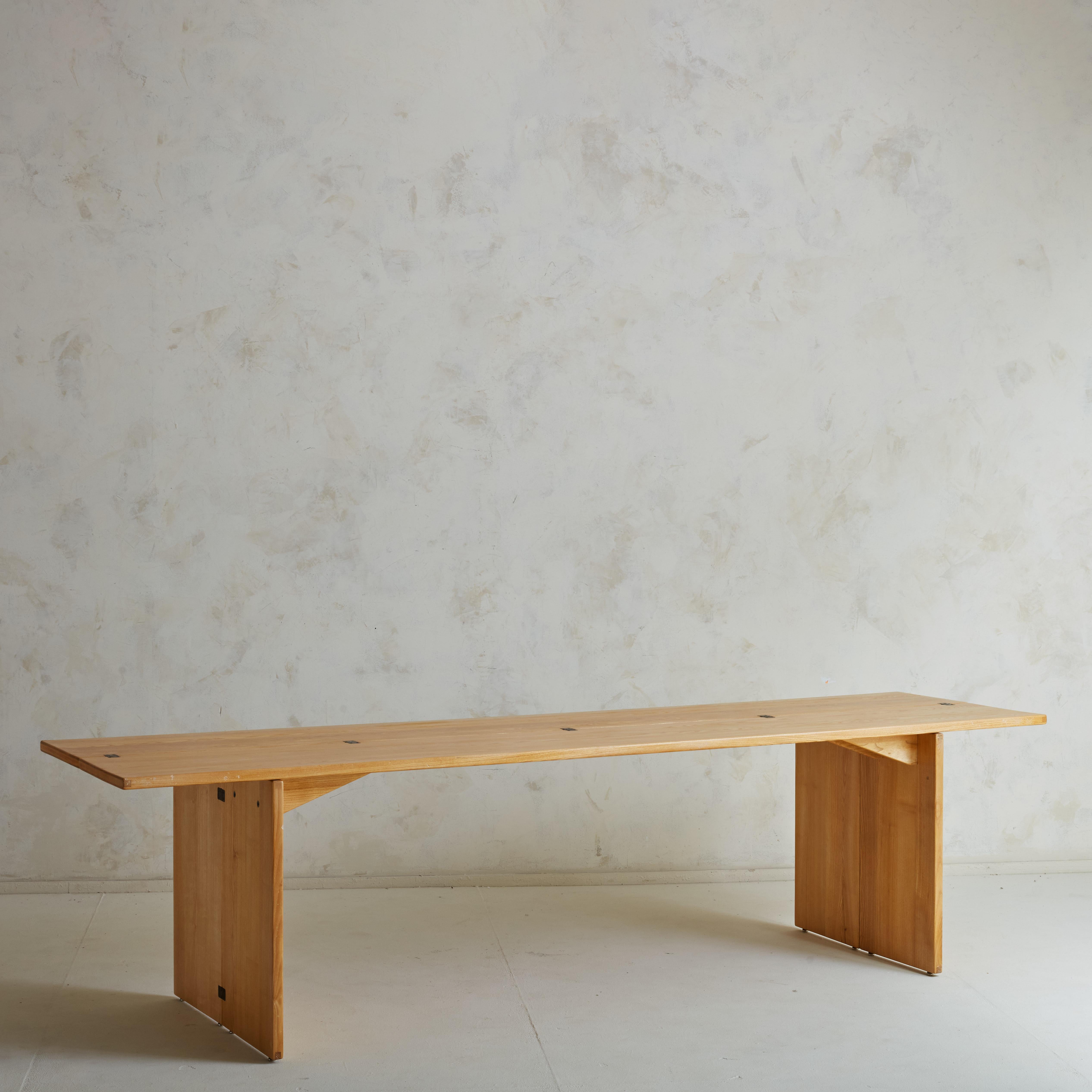 ‘La Barca’ extendable dining table designed by Piero De Martini in 1975 for Cassina featuring a beautiful honey hued oak.  La Barca means Boat. Both the legs and top extend to create a larger surface area the scale of a large dining table; when