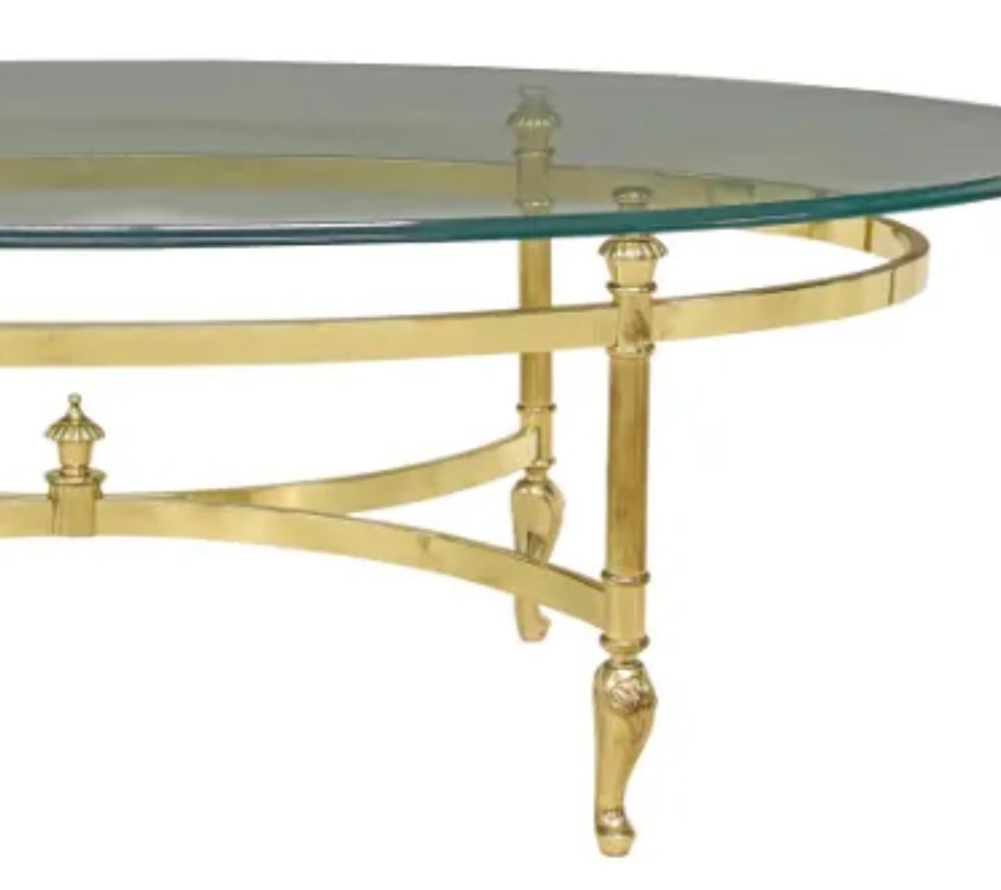 20ième siècle La Barge Attributed Table à cocktail ovale en verre et laiton