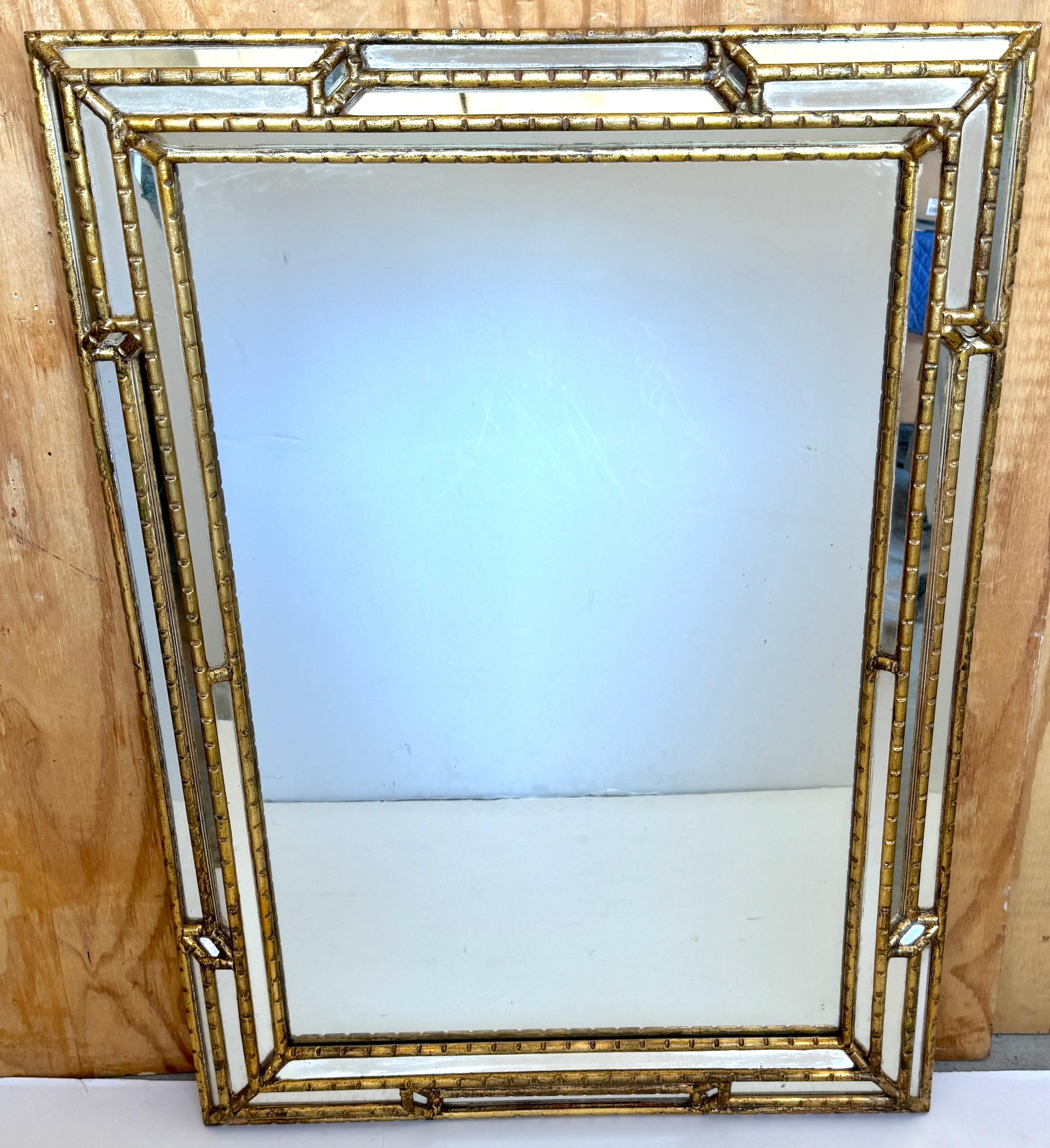 La Barge Italienischer Giltwood geschnitzt Rechteckiger Geometrischer Spiegel

Italien, um 1950: Der Spiegel kann senkrecht oder waagerecht aufgehängt werden. 

Dieser rechteckige geometrische Spiegel aus italienischem Goldholz von La Barge, der in
