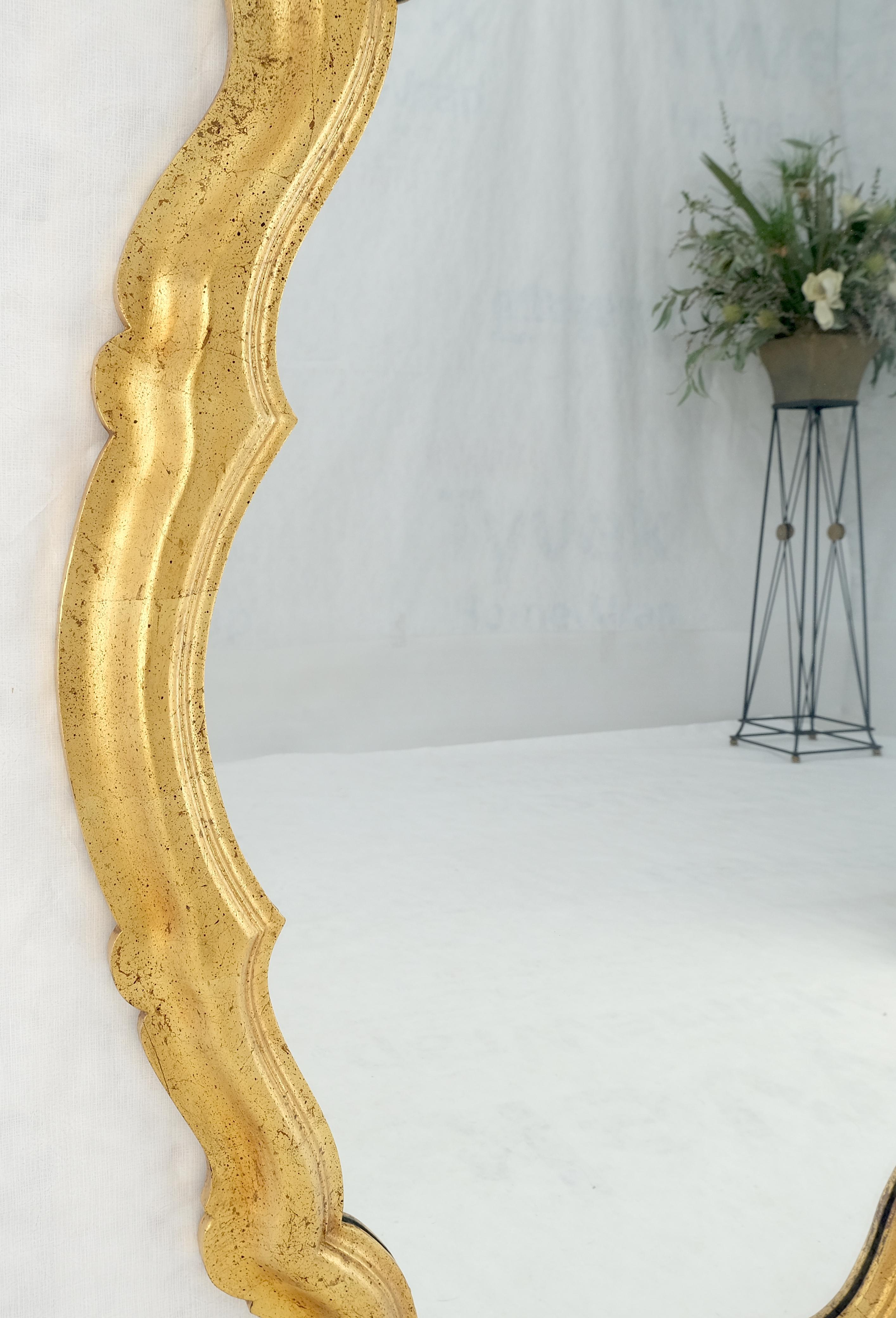 Doré La Barge Grand miroir 33x48 en forme de bouclier feuille d'or doré MINT en vente