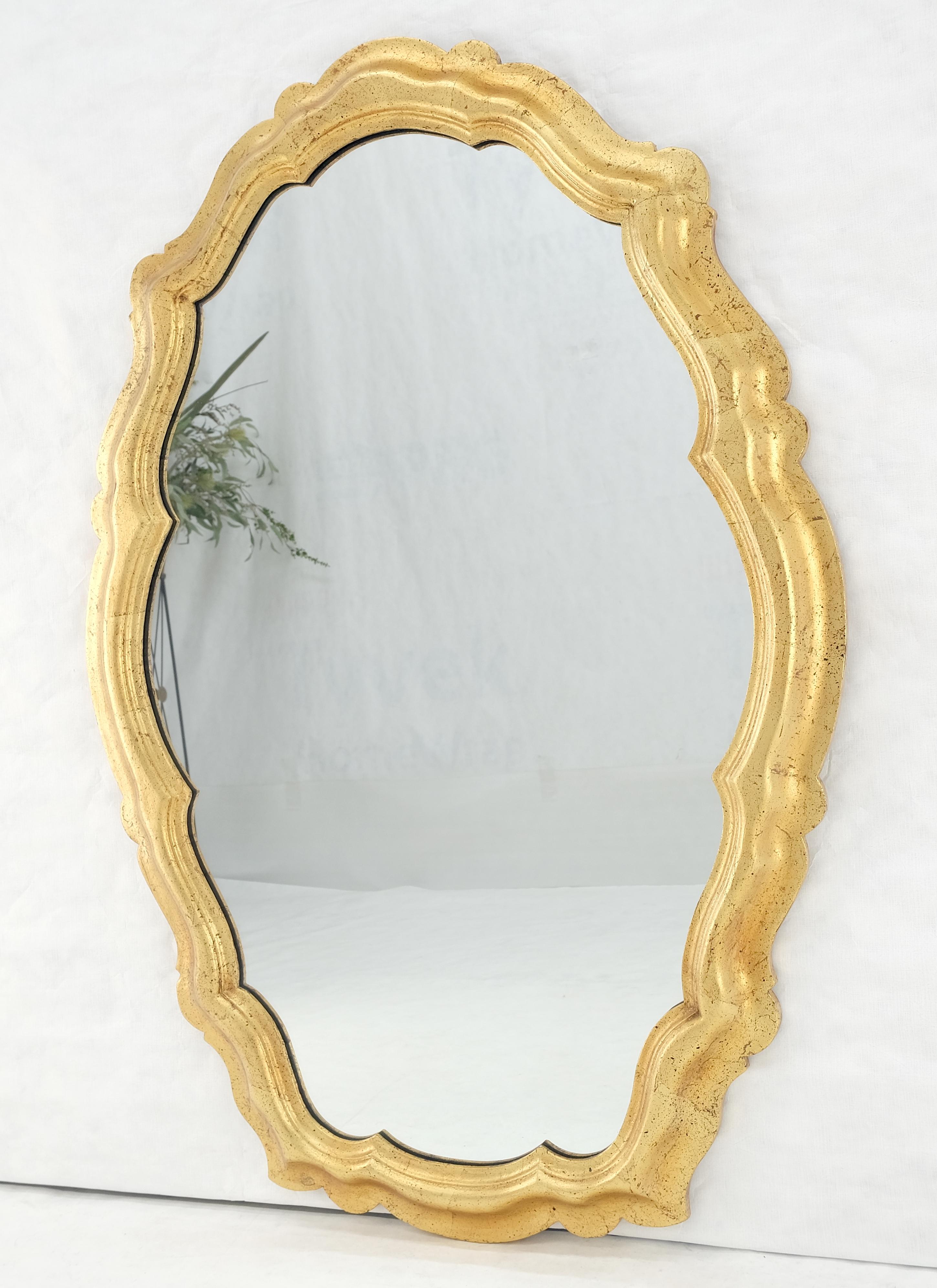 La Barge Grand miroir 33x48 en forme de bouclier feuille d'or doré MINT en vente 1