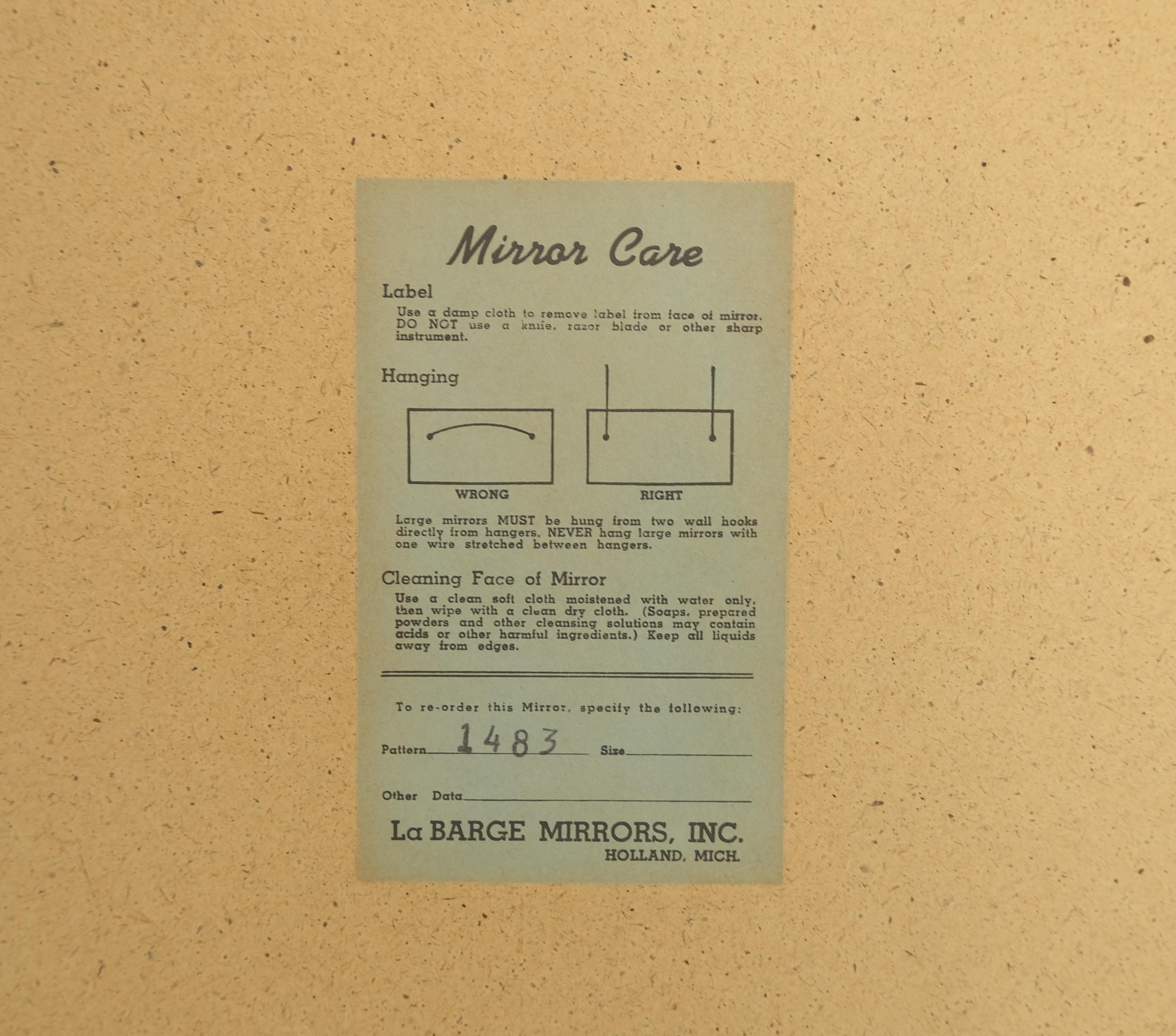 La Barge Grand miroir 33x48 en forme de bouclier feuille d'or doré MINT en vente 2