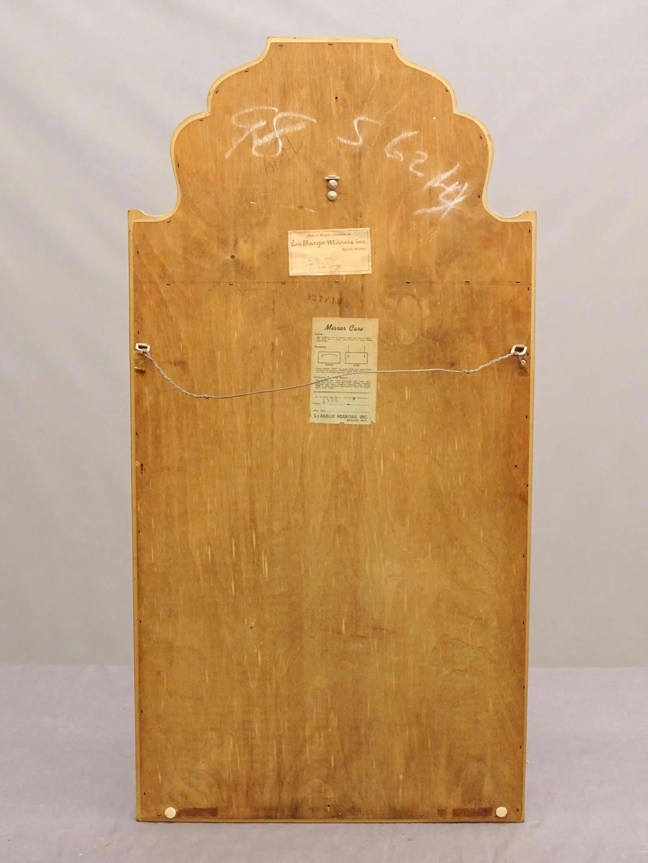 Miroir de style mauresque en bois doré du milieu du siècle, avec cadre doré et miroir biseauté. Fabriqué en Belgique pour La Barge Mirrors of Holland Michigan.
   
  