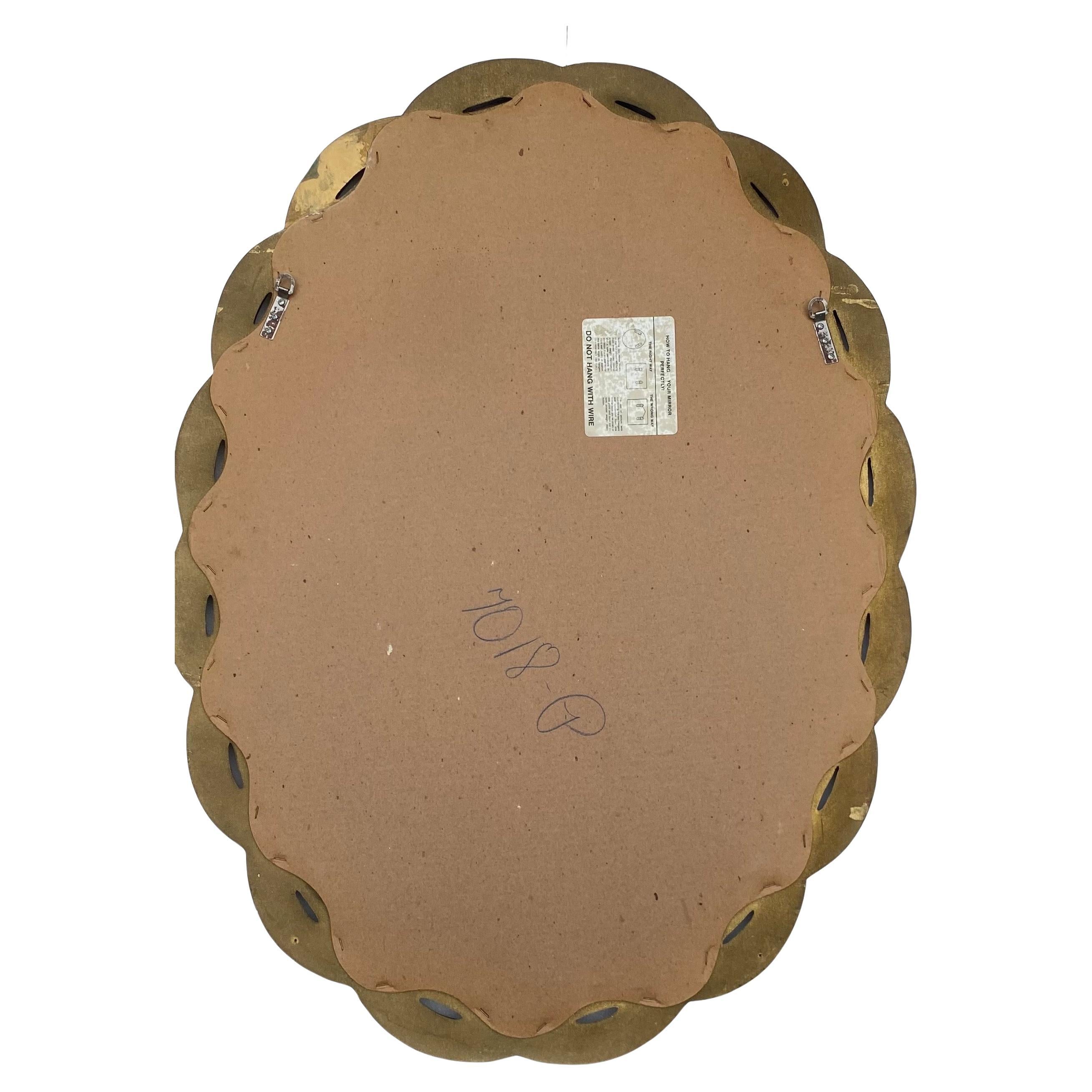 Specchio da parete ovale in stile Maison Bagues con un design unico a forma di corda intrecciata.  Questo specchio ovale dimensionale in stile Wood Regency presenta una splendida finitura dorata patinata su una forma in legno composito.  Due ganci