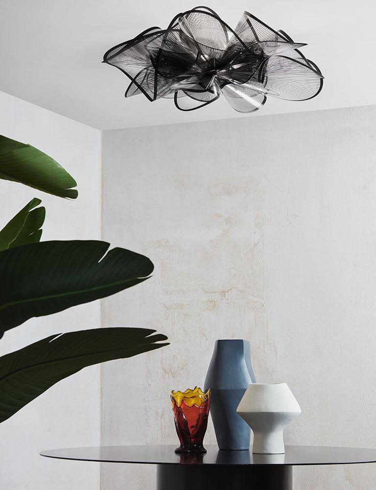 La Belle Etoile Plafond-Mur - Noir

L'élégance et la sensualité du mouvement font partie de la grammaire visuelle de La Belle Étoile ; la suspension s'inspire du tournoiement gracieux d'une ballerine. La lampe légère mais incassable est entièrement