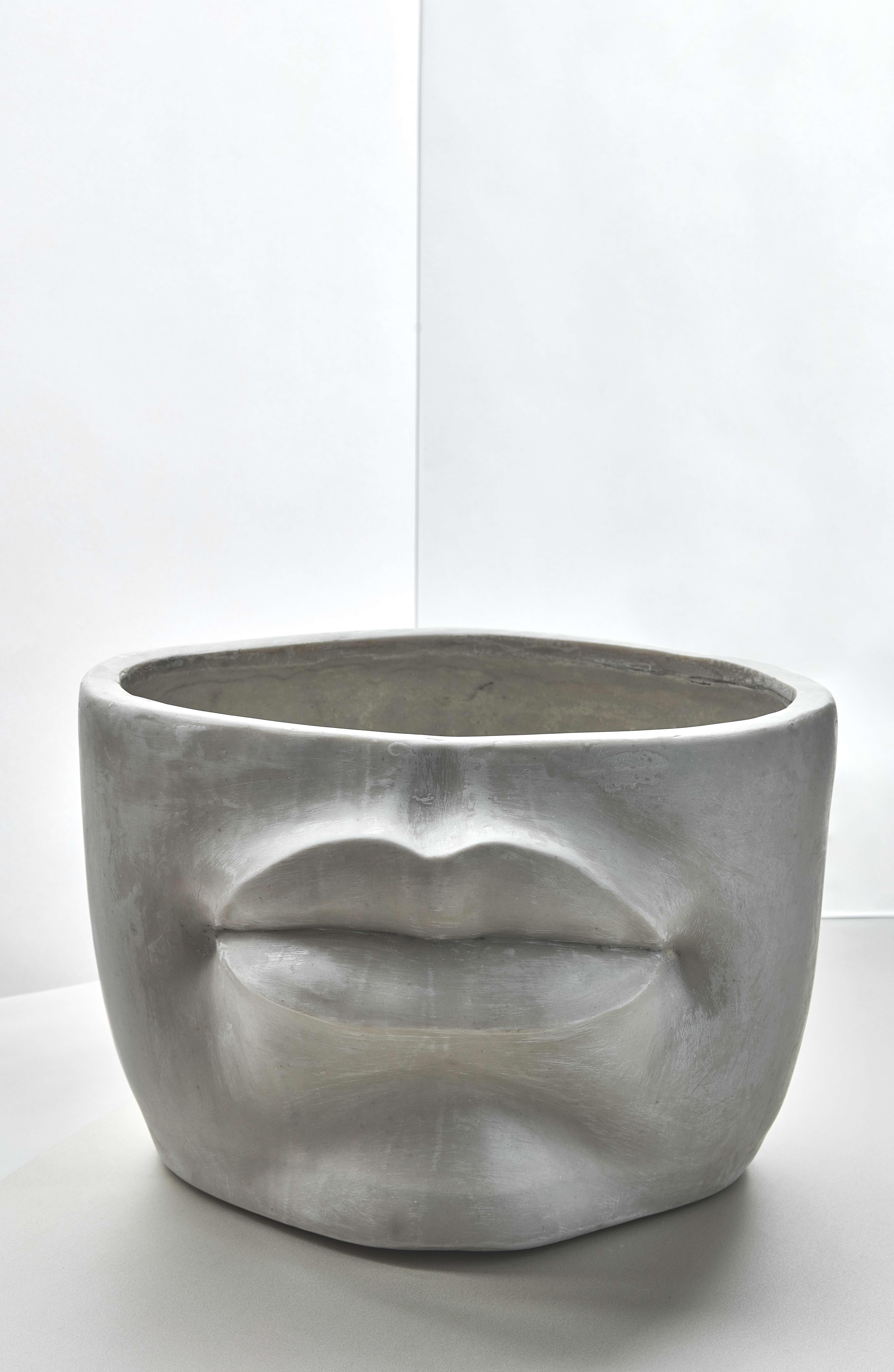 La Bocca Sculptural Hand-Crafted Resin and Stone Bowl of Lips (Sonstiges) im Angebot