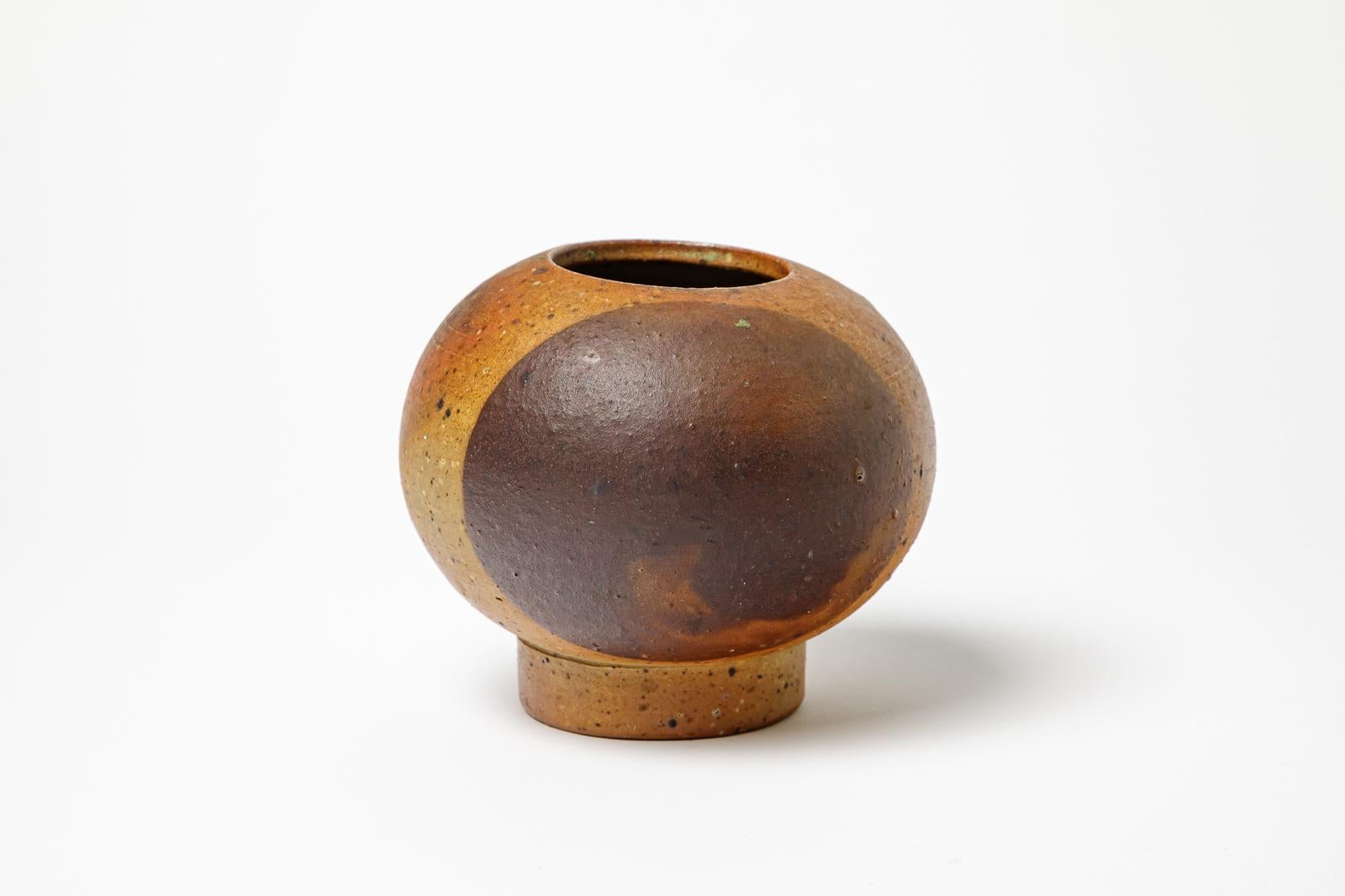 Attribué à Pierre Mestre

Réalisé à La Borne, 1970 vase en céramique de grès

Décoration en céramique émaillée en forme de cercle brun et noir 

original en parfait état

Hauteur 13 cm
Grand 13 cm