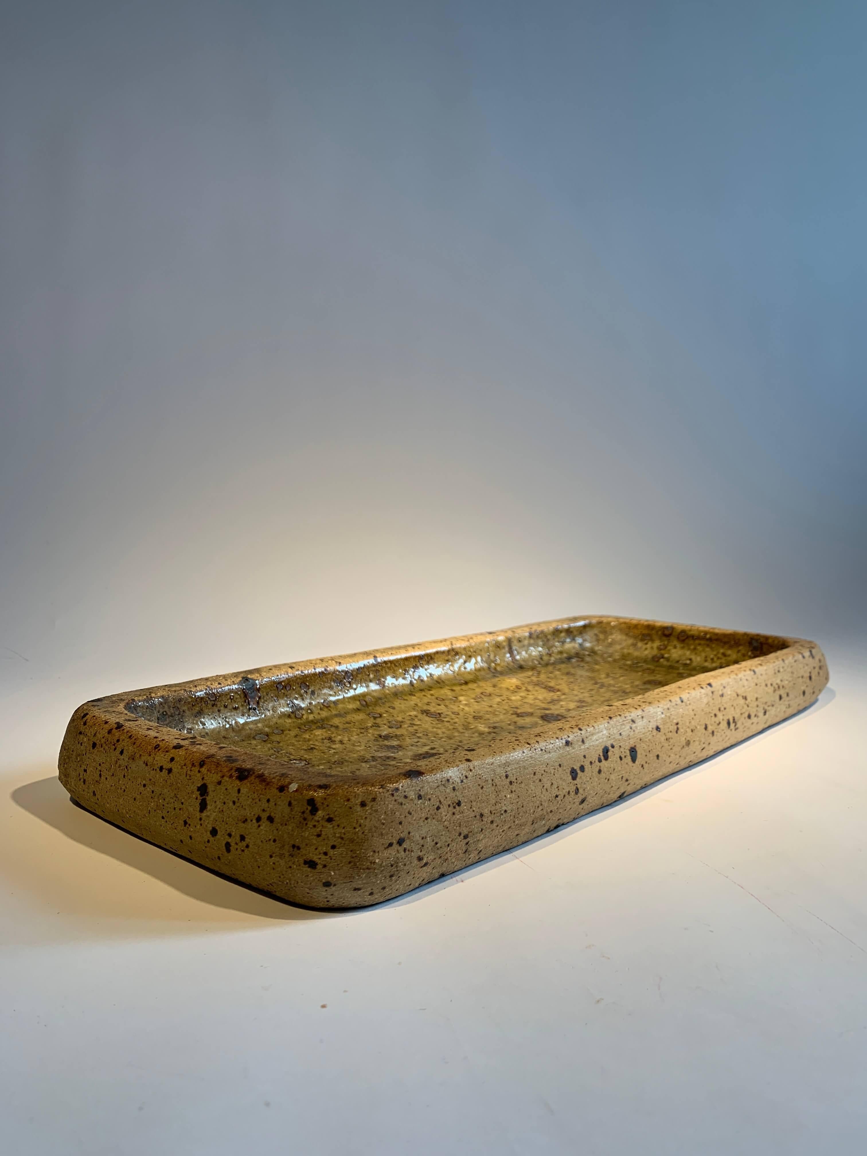 Barbara Delfosse, famous artist from the renowned place La Borne (France).

Rectangular dish in pyrite stoneware in green tones.
Unique piece in perfect condition.
Dimensions:
L50cm x L22m x D5cm
WEIGHT: 5kg
France, ca 1970