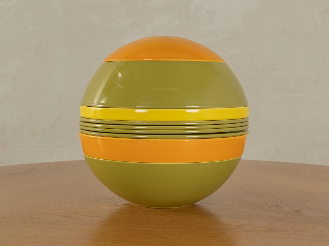 
Das legendäre modulare Geschirr LA BOULE wurde 1971 von Helen von Boch und Federigo Fabbrini für Villeroy & Boch entworfen. Das 19-teilige Geschirr besteht aus verschiedenen Tellern, Servierplatten, Schüsseln und einer Suppenterrine. Die