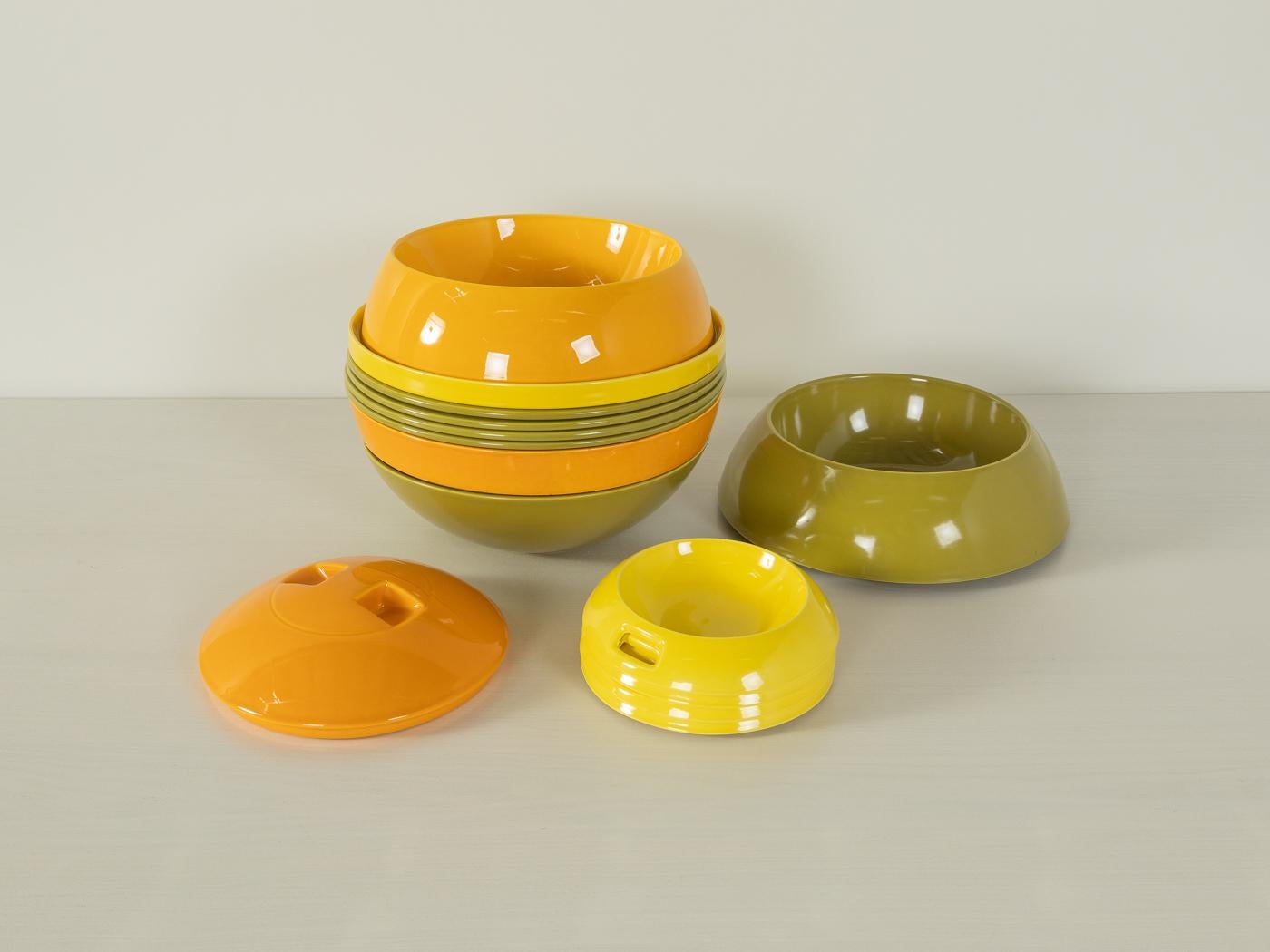 La légendaire vaisselle modulaire LA BOULE conçue par Helen von Boch & Federigo Fabbrini pour Villeroy & Boch en 1971. La vaisselle de 19 pièces se compose de diverses assiettes, plats de service, bols et d'une soupière. Les pièces individuelles
