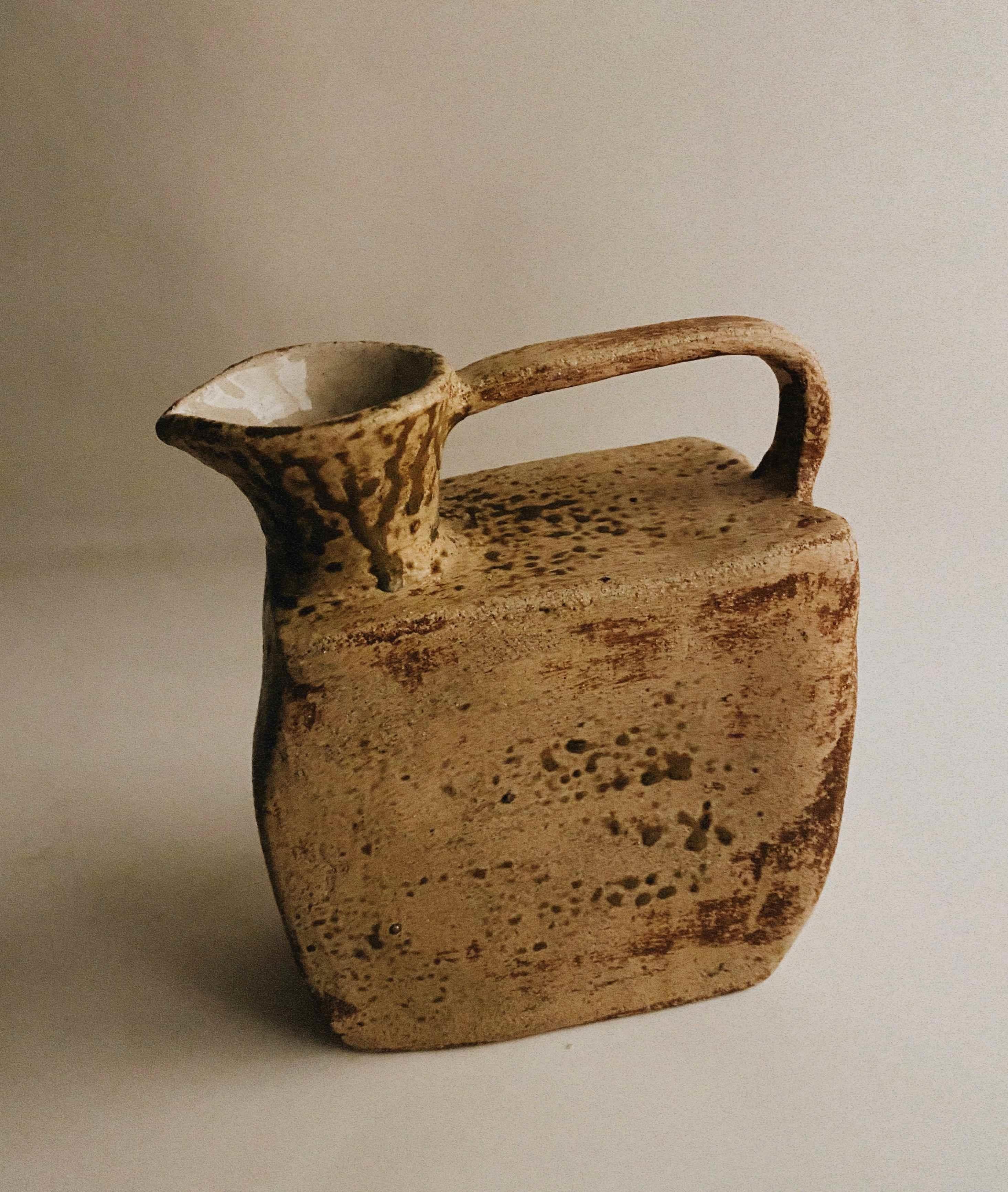 La Carafe di Oikos Estudio
Fatto a mano
Dimensioni: P 5 x L 15 x H 20 cm (le dimensioni possono variare).
Materiali: Gres ad alta cottura, pigmenti selvatici, smaltatura.

Disponibile in bianco, marrone scuro e giallo (su richiesta può essere di un