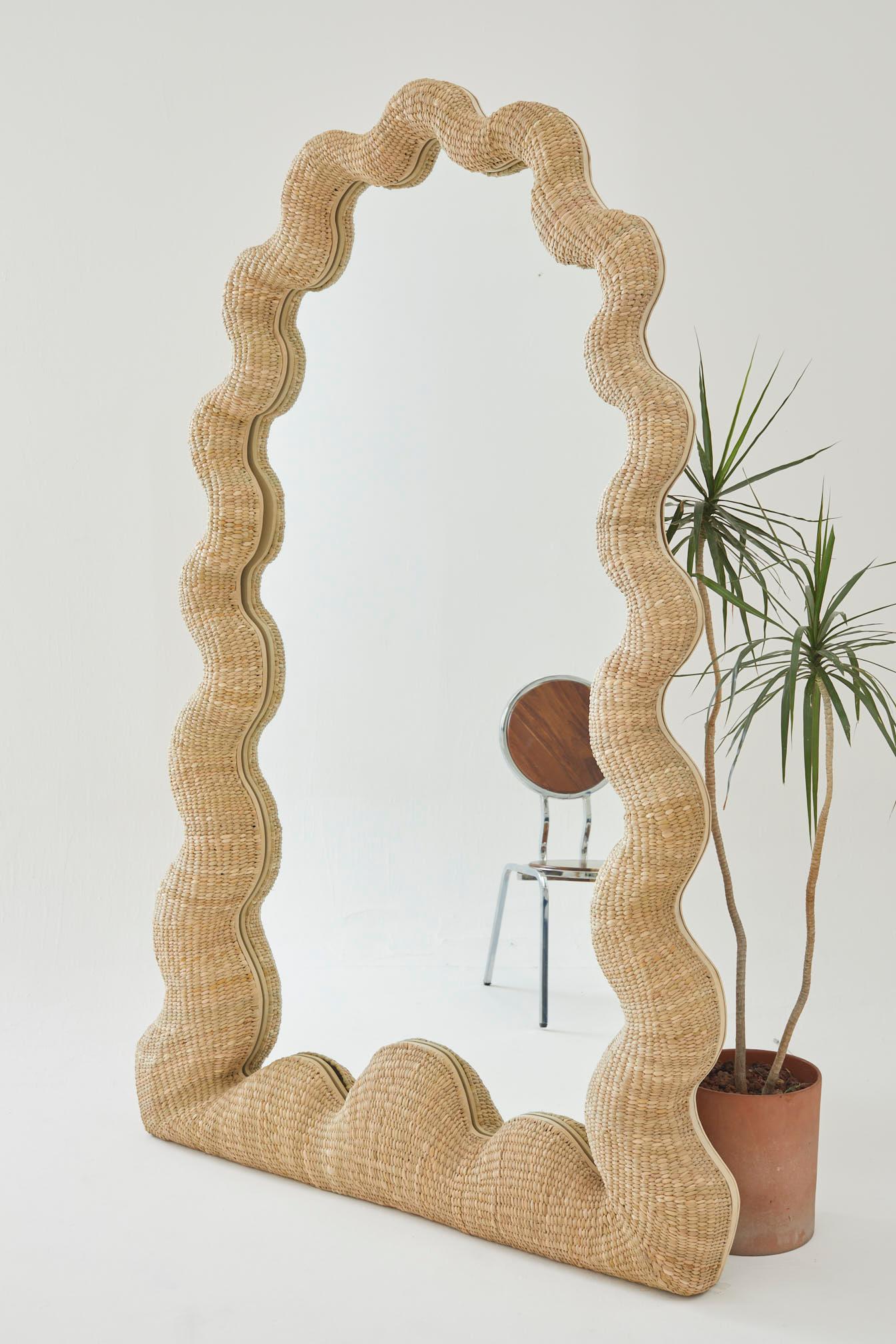 Espejo de pie natural en fibra de chuspata La Celebración by Joyful Objects ¡Sí! Posmoderno en venta