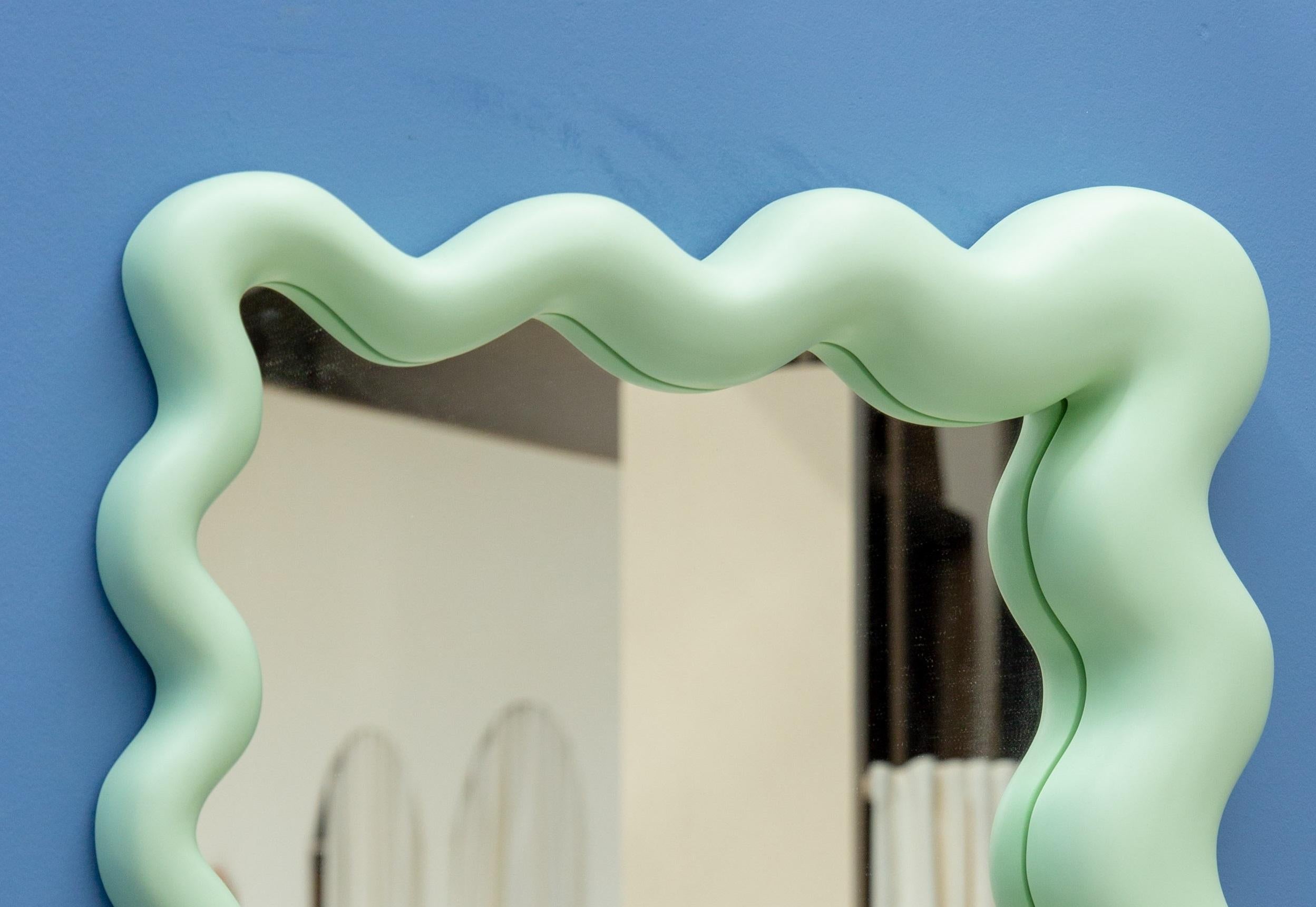 Autre La Celebración Petit miroir coloré en fibre de verre par Joyful Objects Yes ! en vente