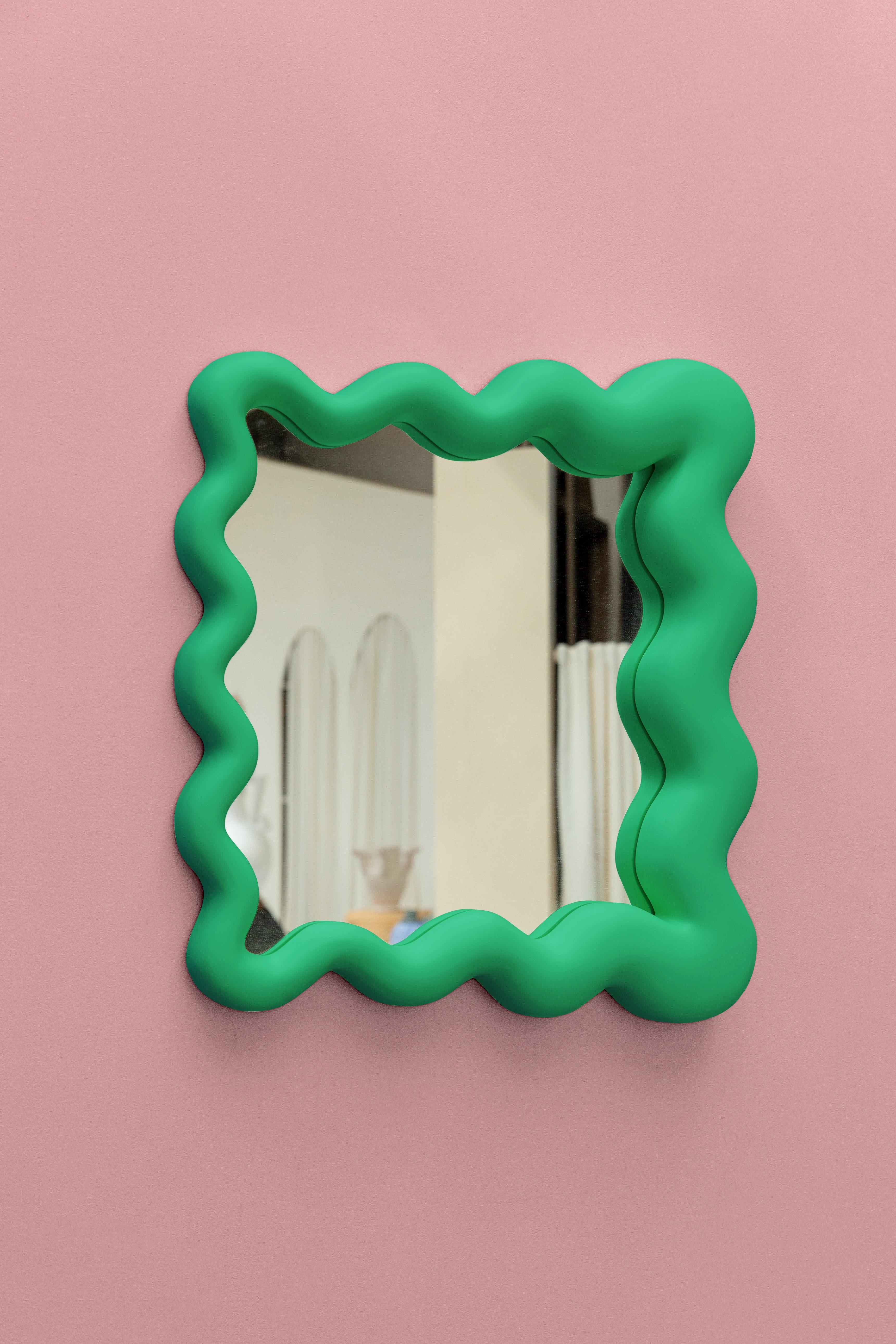 XXIe siècle et contemporain La Celebración Petit miroir coloré en fibre de verre par Joyful Objects Yes ! en vente