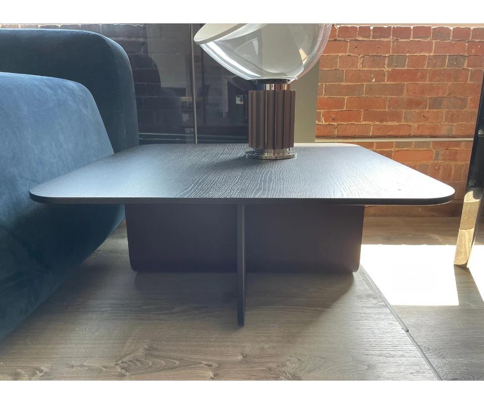 Leur principale caractéristique est un support en forme de U fait d'aluminium plié. Ses courbes douces ont inspiré l'aspect arrondi des plateaux. Avec son style sculptural et ses lignes minimalistes, la Collection S est idéale pour les marchés