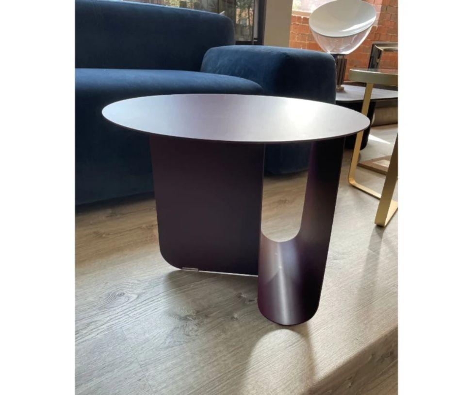 Their main distinctive feature is U-shaped support made of bent aluminum. Its soft curves inspired the rounded appearance of the tops. The sculpturesque style with minimalist lines means that the U collection is ideal for both the contract market