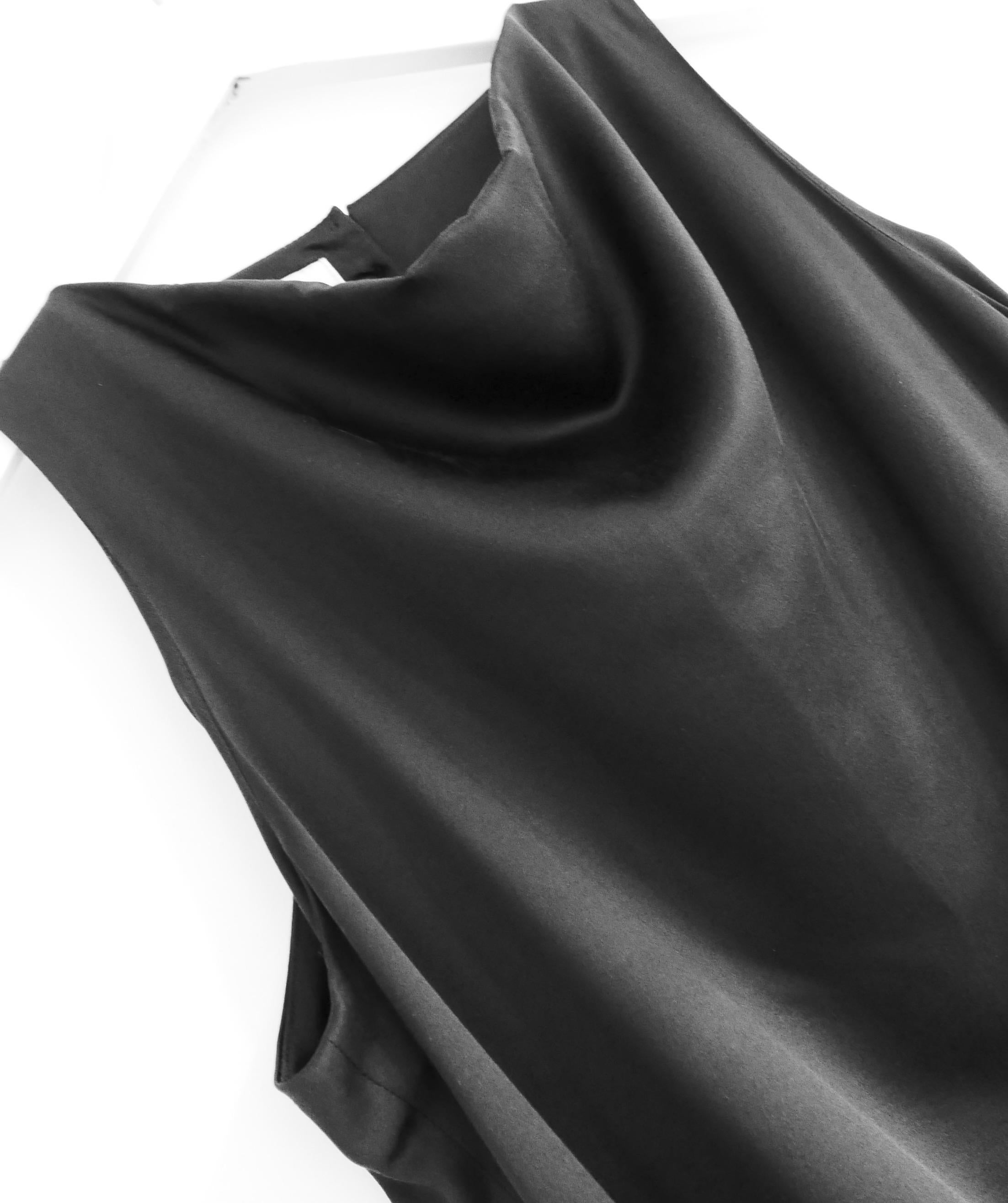 Chic minimaliste, luxe discret, la robe longue en soie noire de La Collectional. Acheté 895 £ et porté une fois (a été nettoyé à sec). D'une simplicité trompeuse mais conçu pour durer toute une vie, superbement confectionné en satin de soie noire