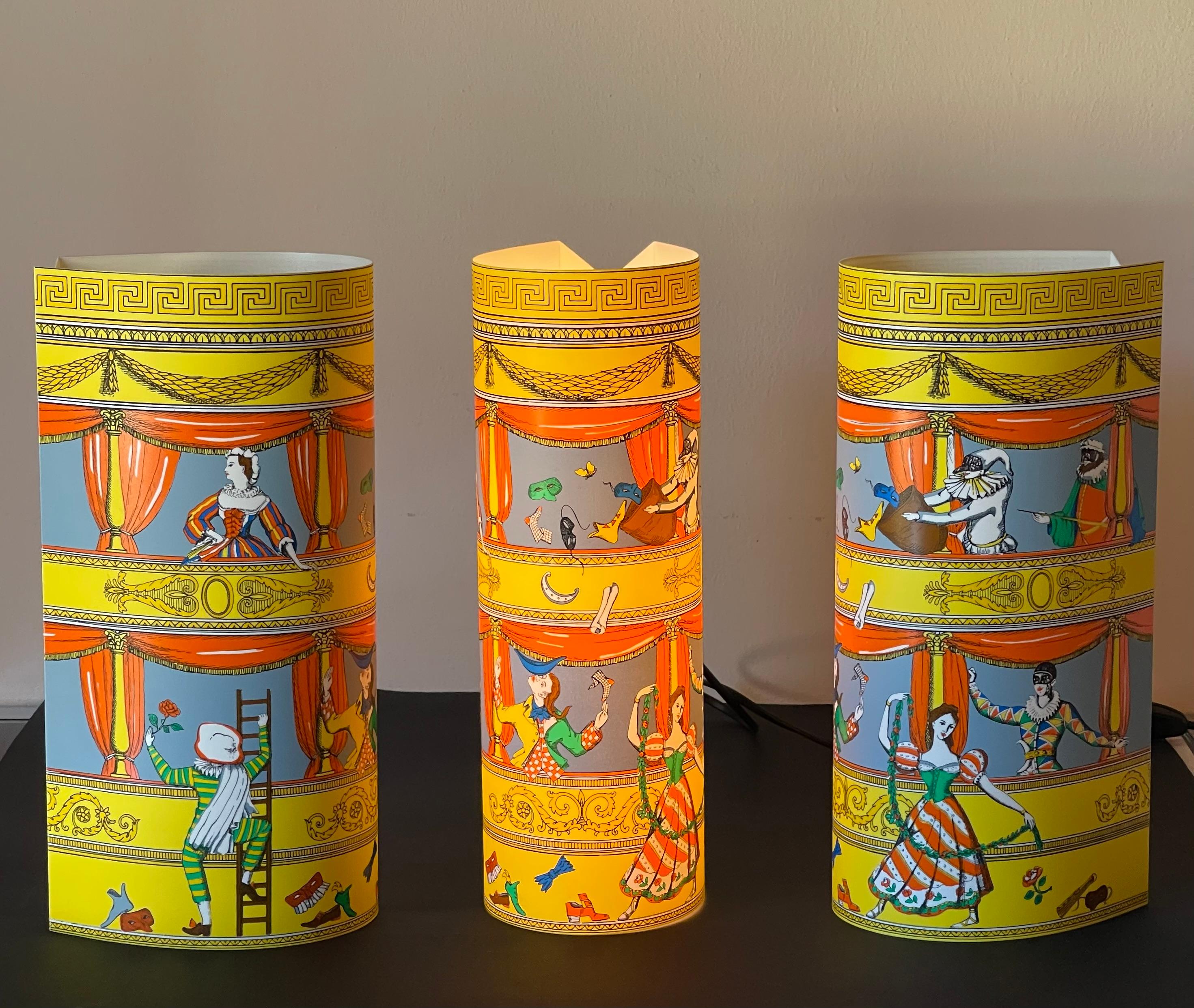 FORNASETTI Lámpara de mesa La Commedia Dell'Arte by Fornasetti, 3 Disponible Plexiglás en venta