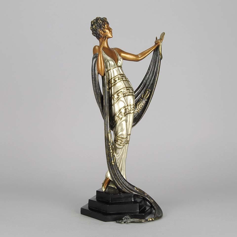 

Eine fabelhafte Bronzefigur in limitierter Auflage, die eine elegante Schönheit in einem langen Kleid darstellt, die in ihren Taschenspiegel blickt, mit ausgezeichneter Farbe und sehr feinen handgearbeiteten Details. Signiert Erté, nummeriert